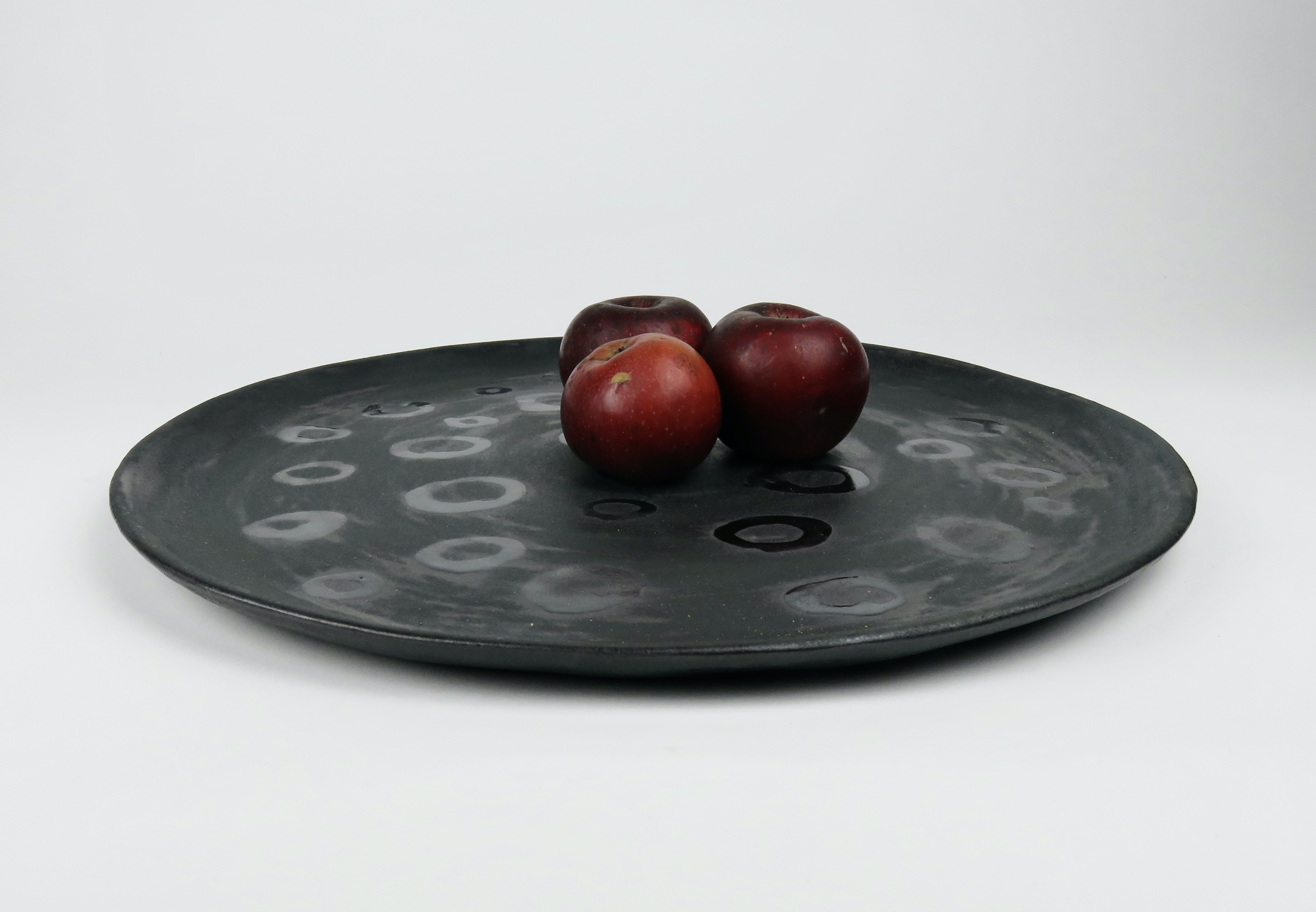 Grand plateau plat en céramique noir plat fabriqué à la main avec détails métalliques Neuf - En vente à New York, NY
