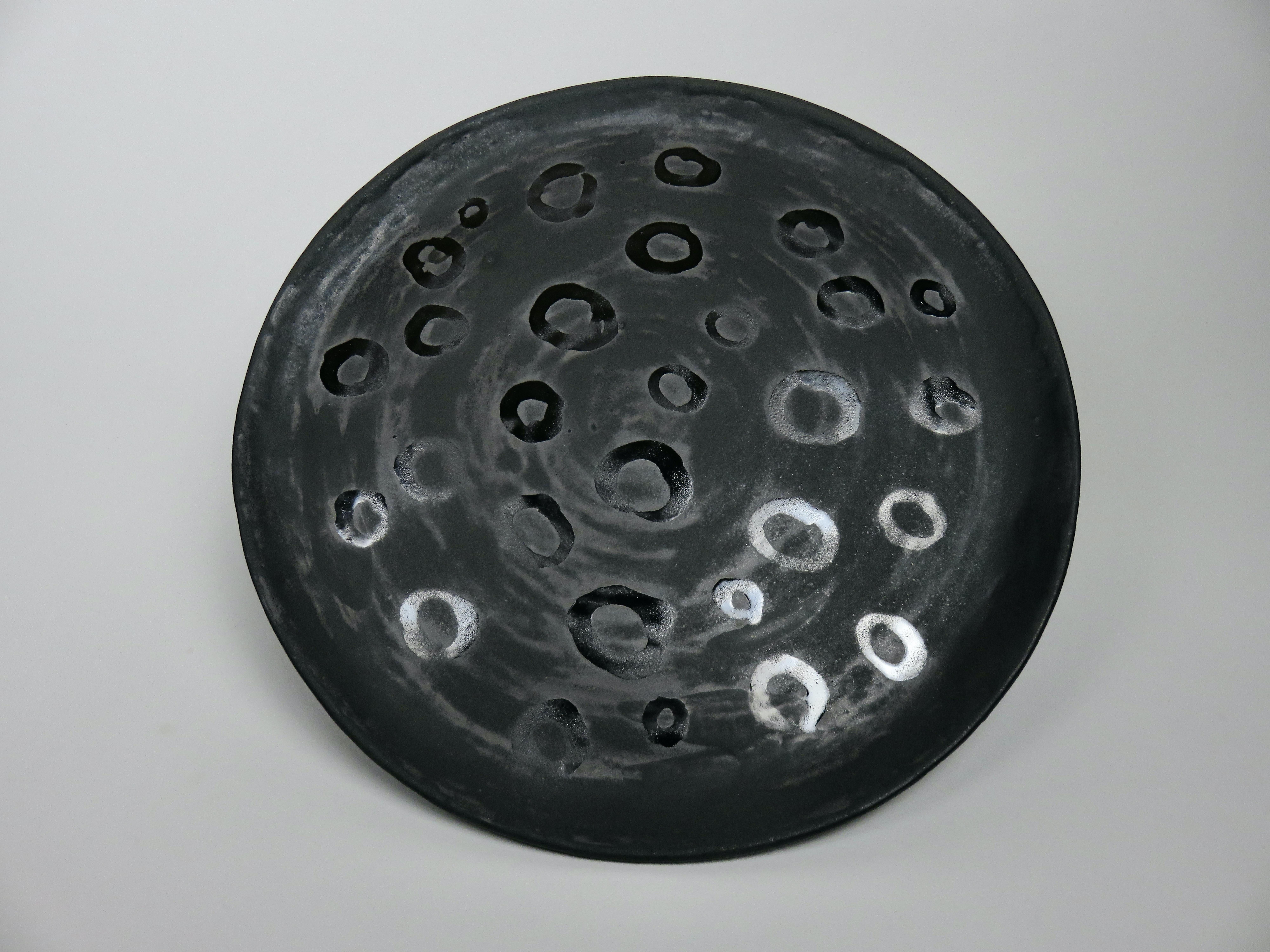 XXIe siècle et contemporain Grand plateau plat en céramique noir plat fabriqué à la main avec détails métalliques en vente