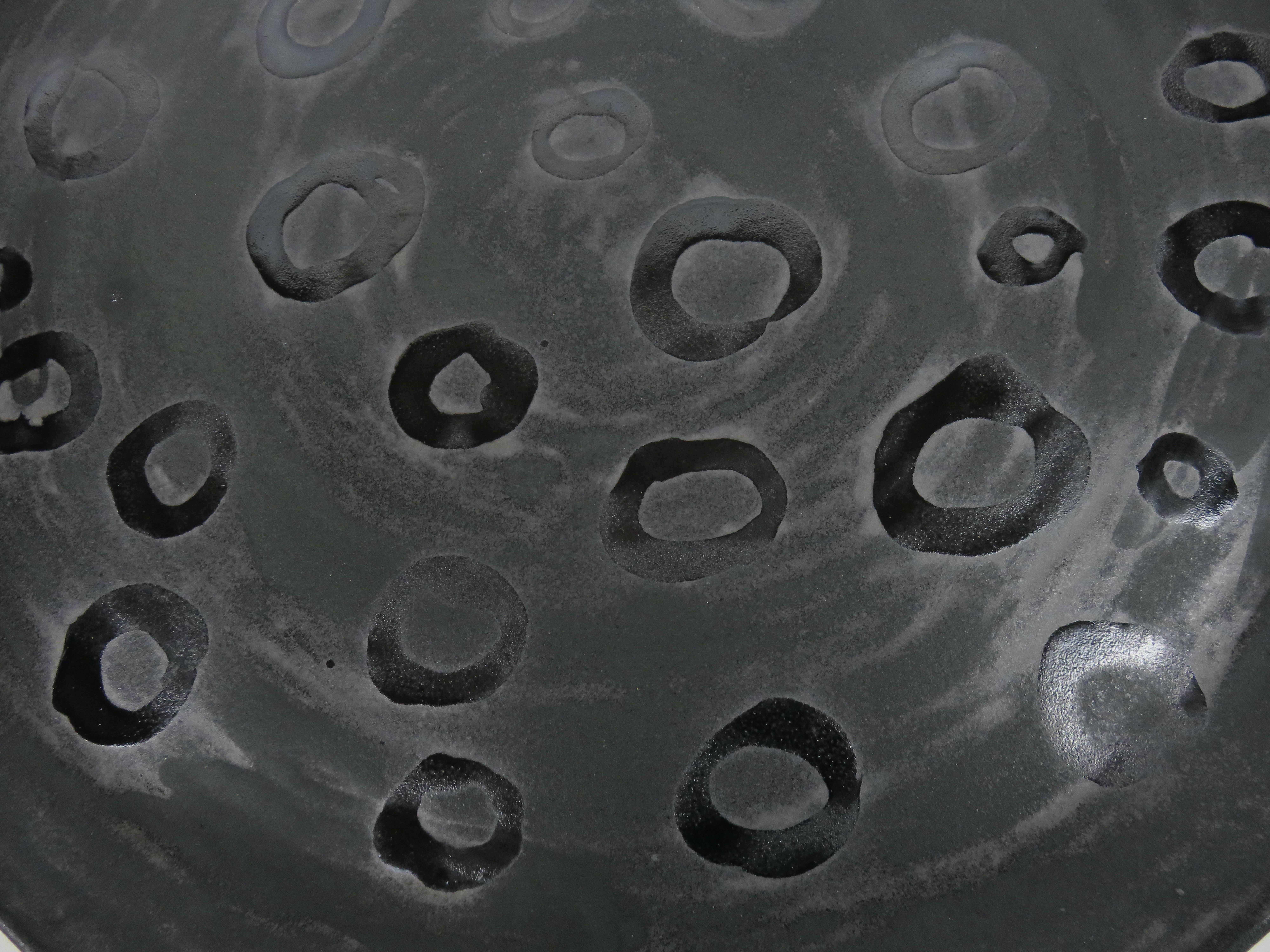 Céramique Grand plateau plat en céramique noir plat fabriqué à la main avec détails métalliques en vente