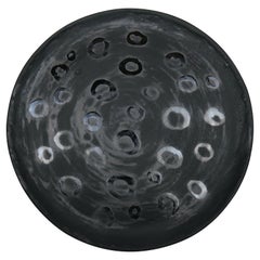 Große flache, schwarze, handgefertigte Keramikplatte mit Metalldetails
