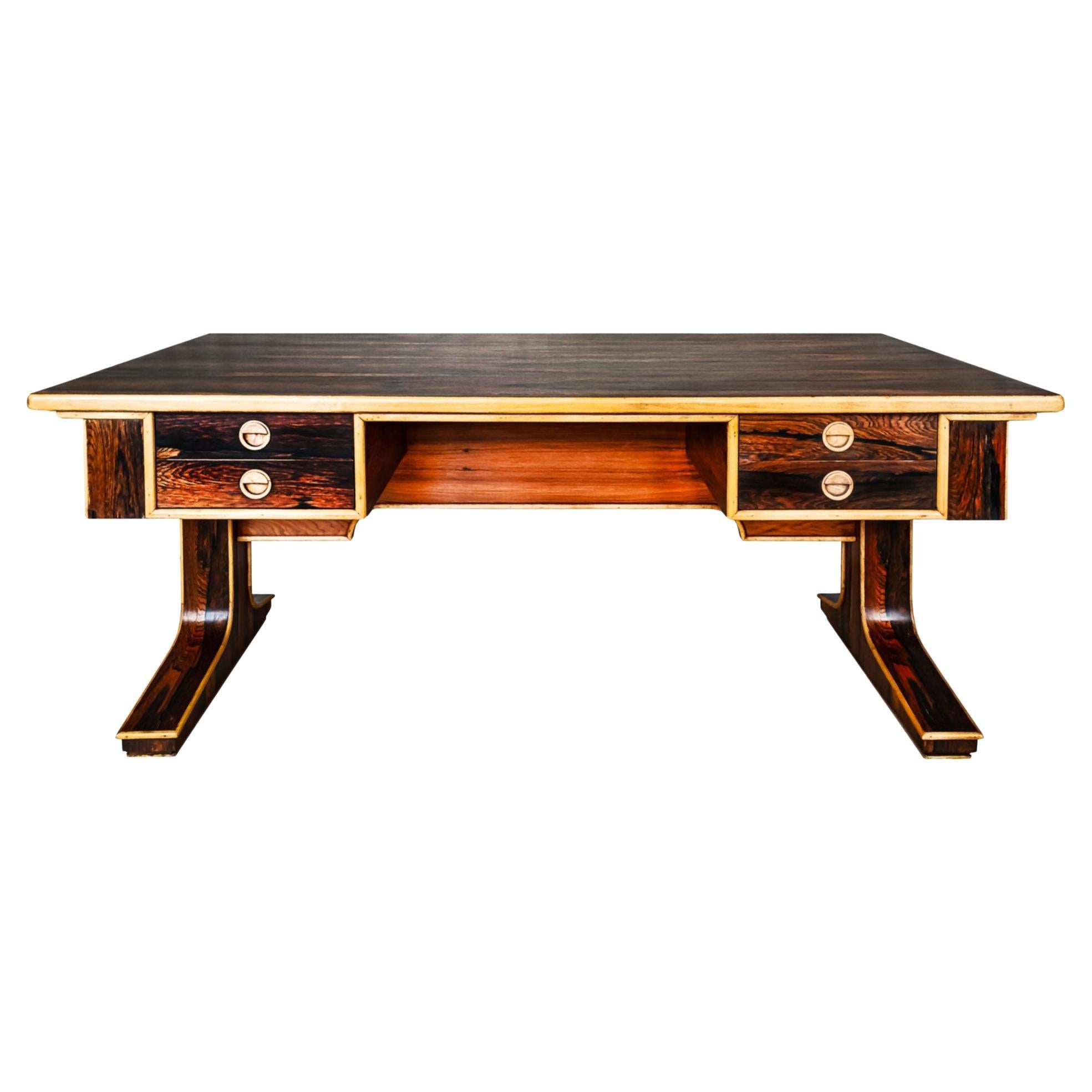 Escritorio plano grande en chapado de palisandro de Río y haya clara, 4 cajones delante, patas y tablero desmontables, acabado encerado.

Diseño y fabricación de A.G. Barcelona

España, Barcelona hacia 1970