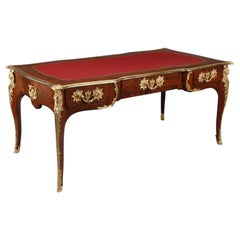 Grand bureau plat en placage de bois de rose incrusté de style Louis XV