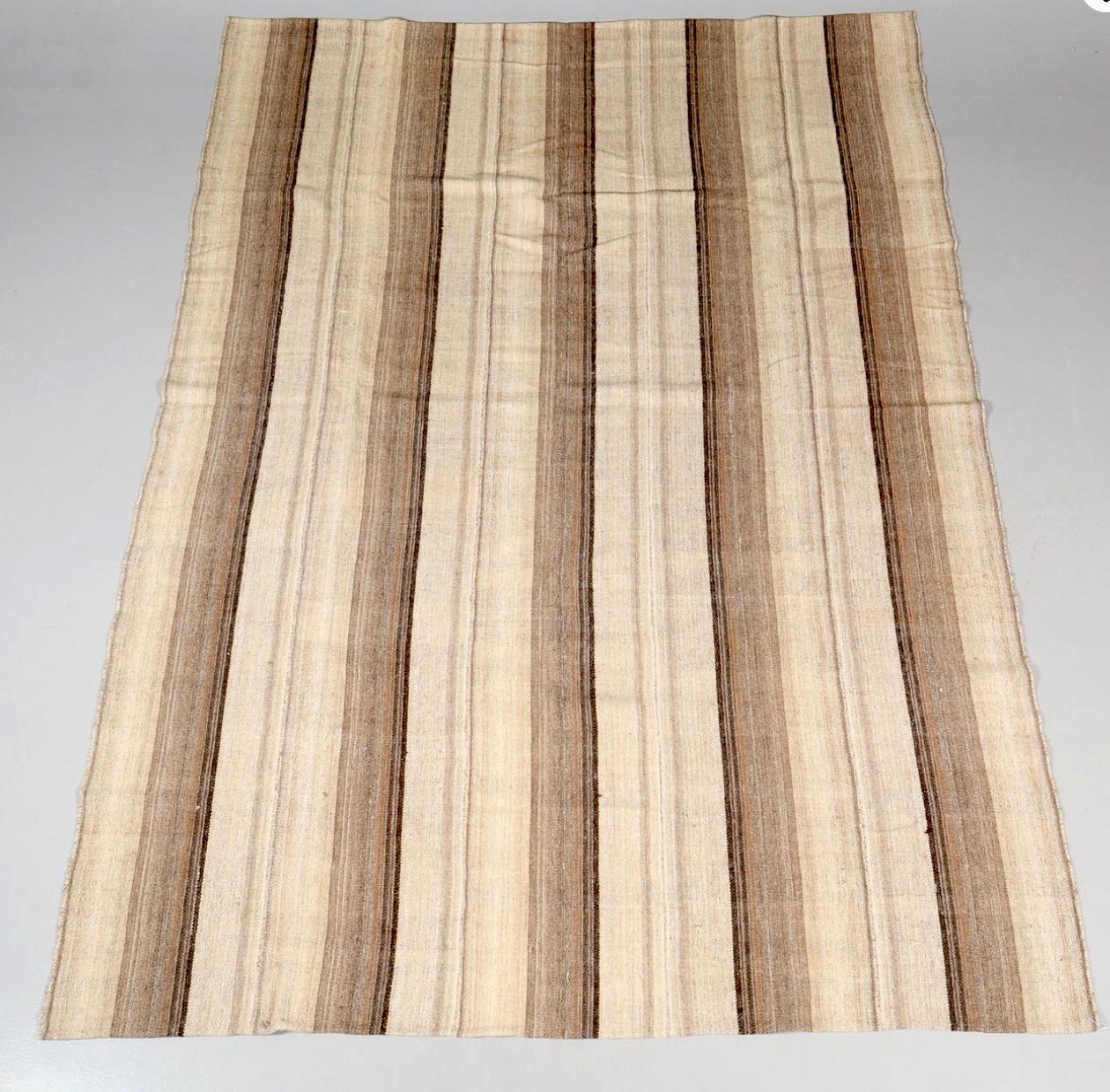Plain woven Persian, hand-spun wool, rug. Circa 21st century.
Dimensions : 135.5