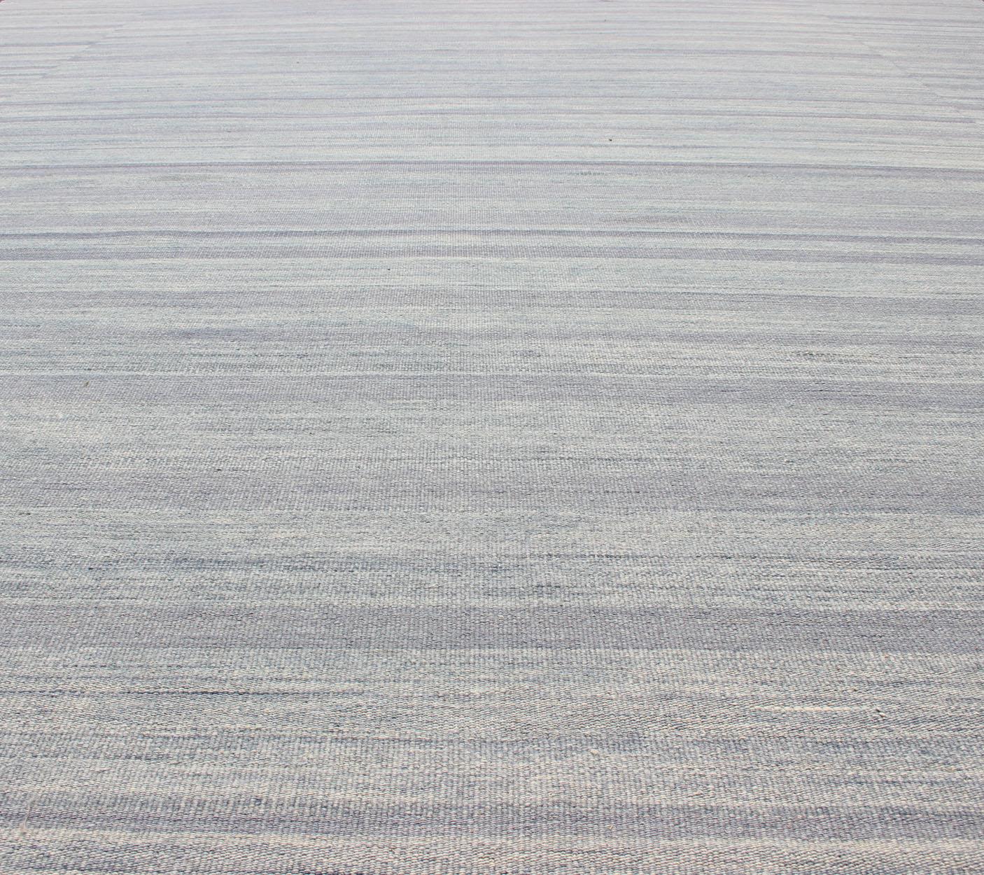 Misure: 12'0 x 16'5
Kilim a trama piatta di grandi dimensioni a righe variegate con un design moderno 12'0 X 16'5.  Kilim casual dal design moderno, tappeto kilim con disegno a strisce nei toni del blu e del grigio, tappeto OB-103715359, paese