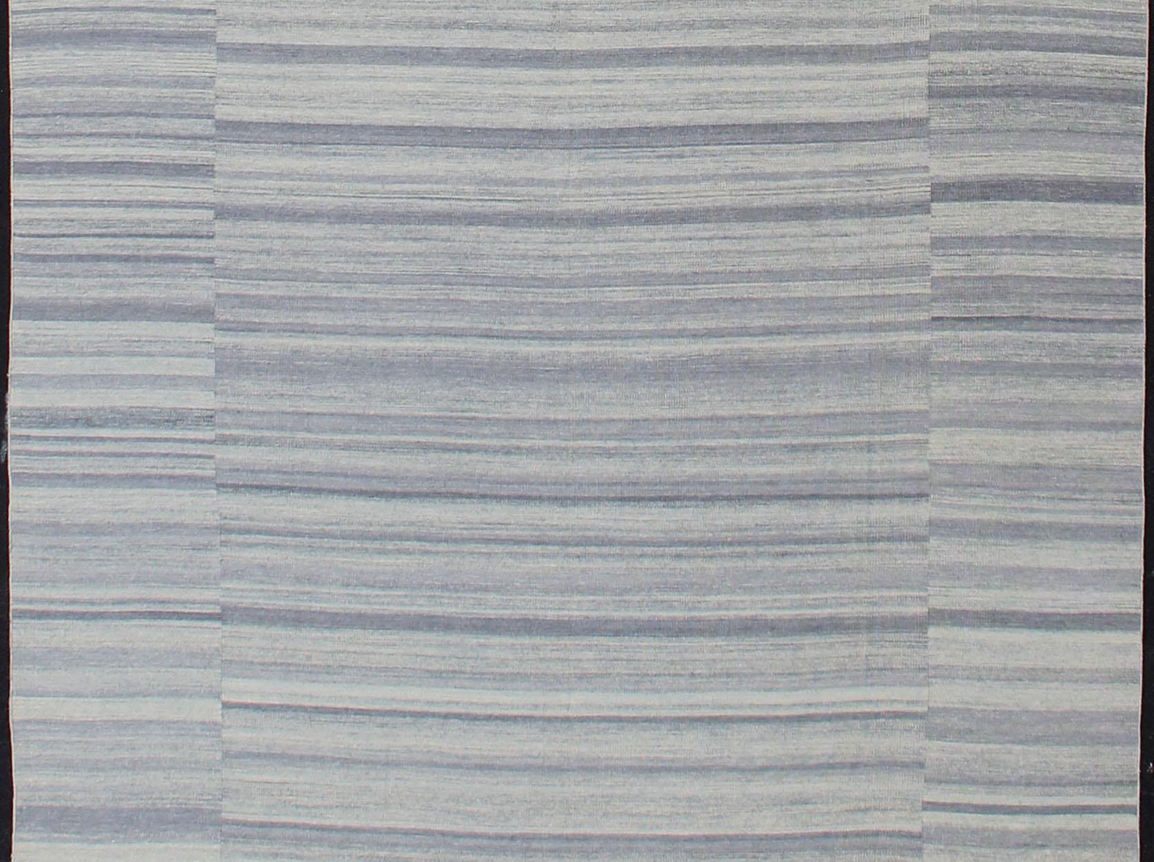 Indiano Kilim grande a righe variegate dal design moderno in blu 12'1 x 16'5 in vendita