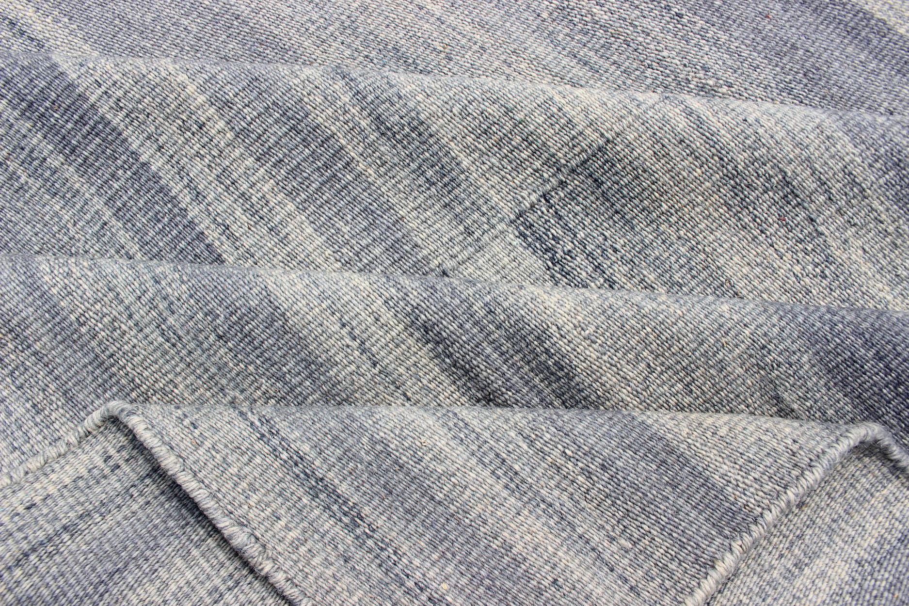 XXI secolo e contemporaneo Kilim grande a righe variegate dal design moderno in blu 12'1 x 16'5 in vendita
