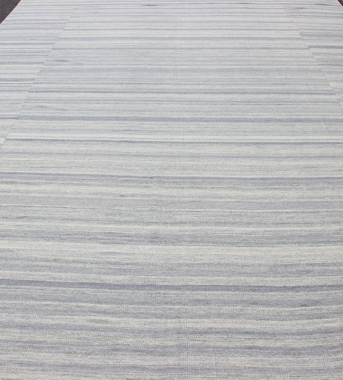 Grand Kilim à tissage plat à rayures variées au design moderne en vente 1