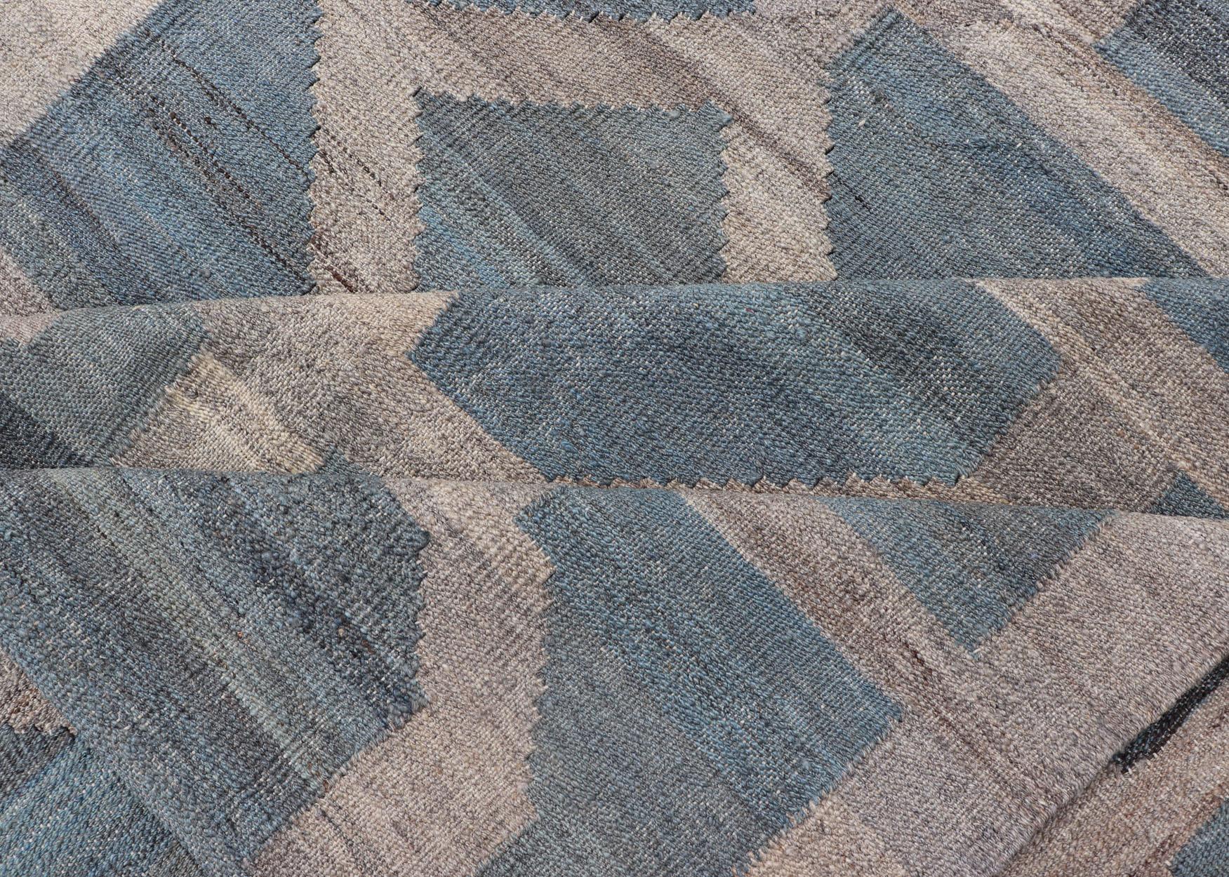 Großer moderner, geometrisch gemusterter Kelim in Blau und Creme in Flachgewebe in Blau und Creme im Angebot 7