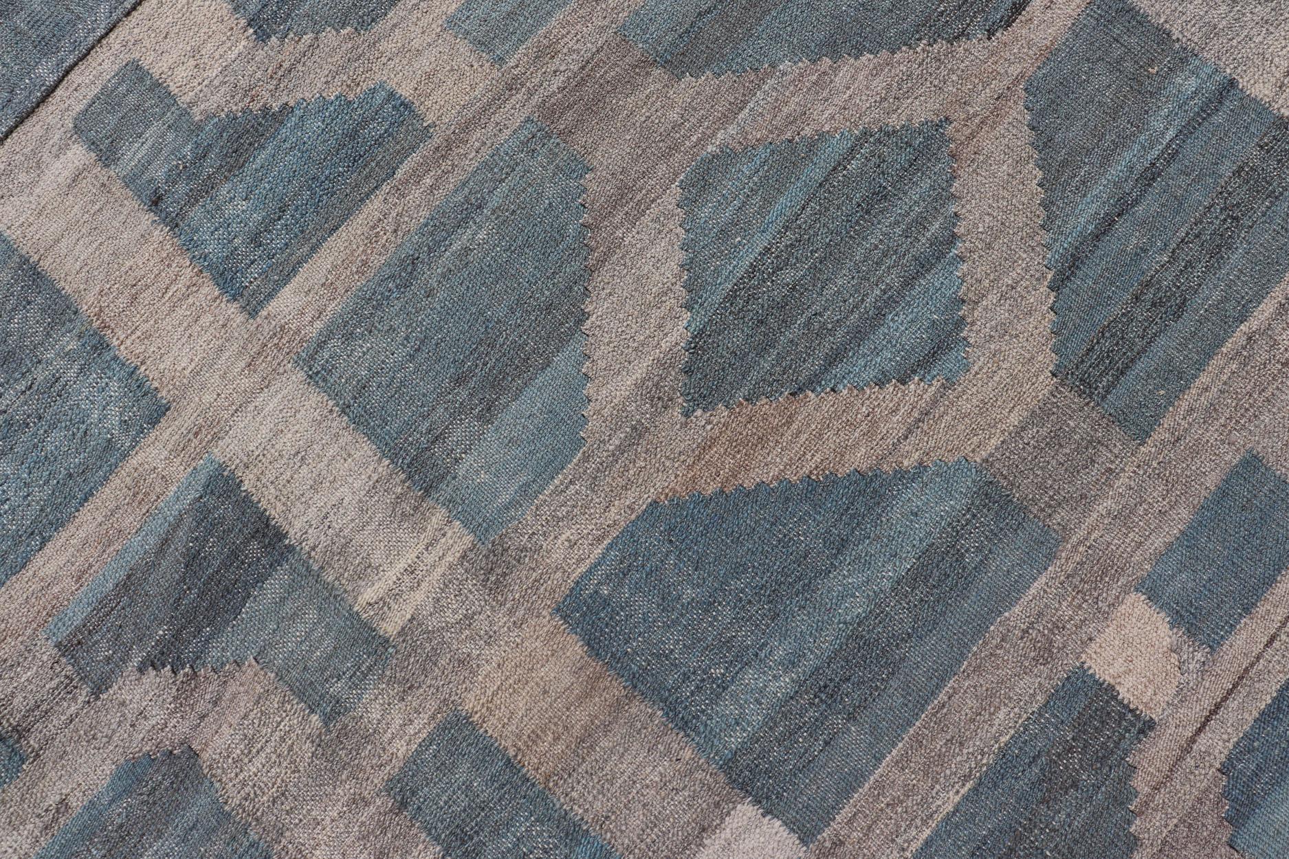 Großer moderner, geometrisch gemusterter Kelim in Blau und Creme in Flachgewebe in Blau und Creme im Angebot 8