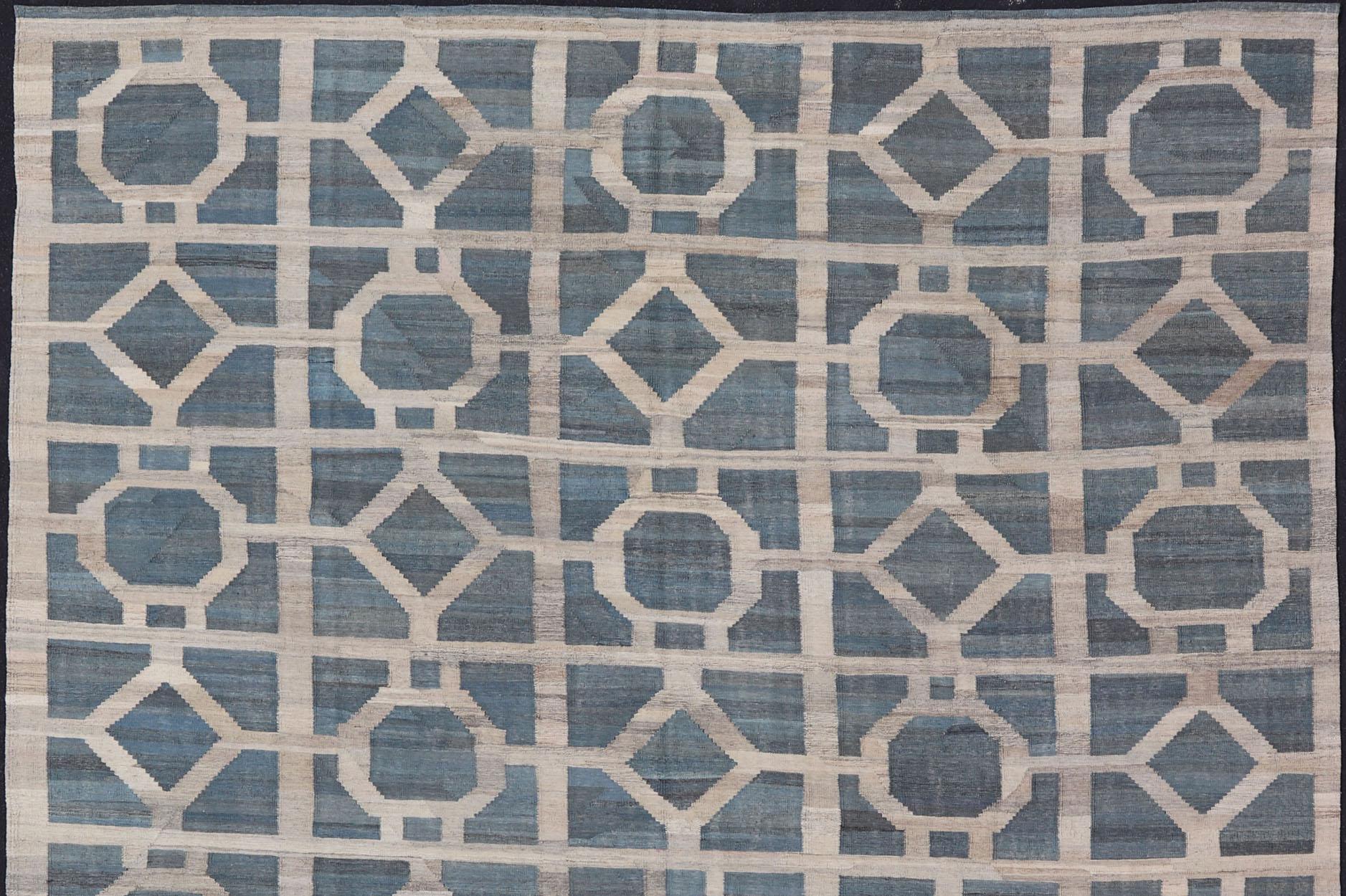 Flachgewebter Kilim-Teppich mit Allover-Muster in Blau- und Creme-/Grautönen, Teppich AFG-27684, Keivan Woven Arts / Herkunftsland / Art: Afghanistan / Kelim

Dieses verspielte Stück zeichnet sich durch ein All-Over-Muster aus, das eine lässige