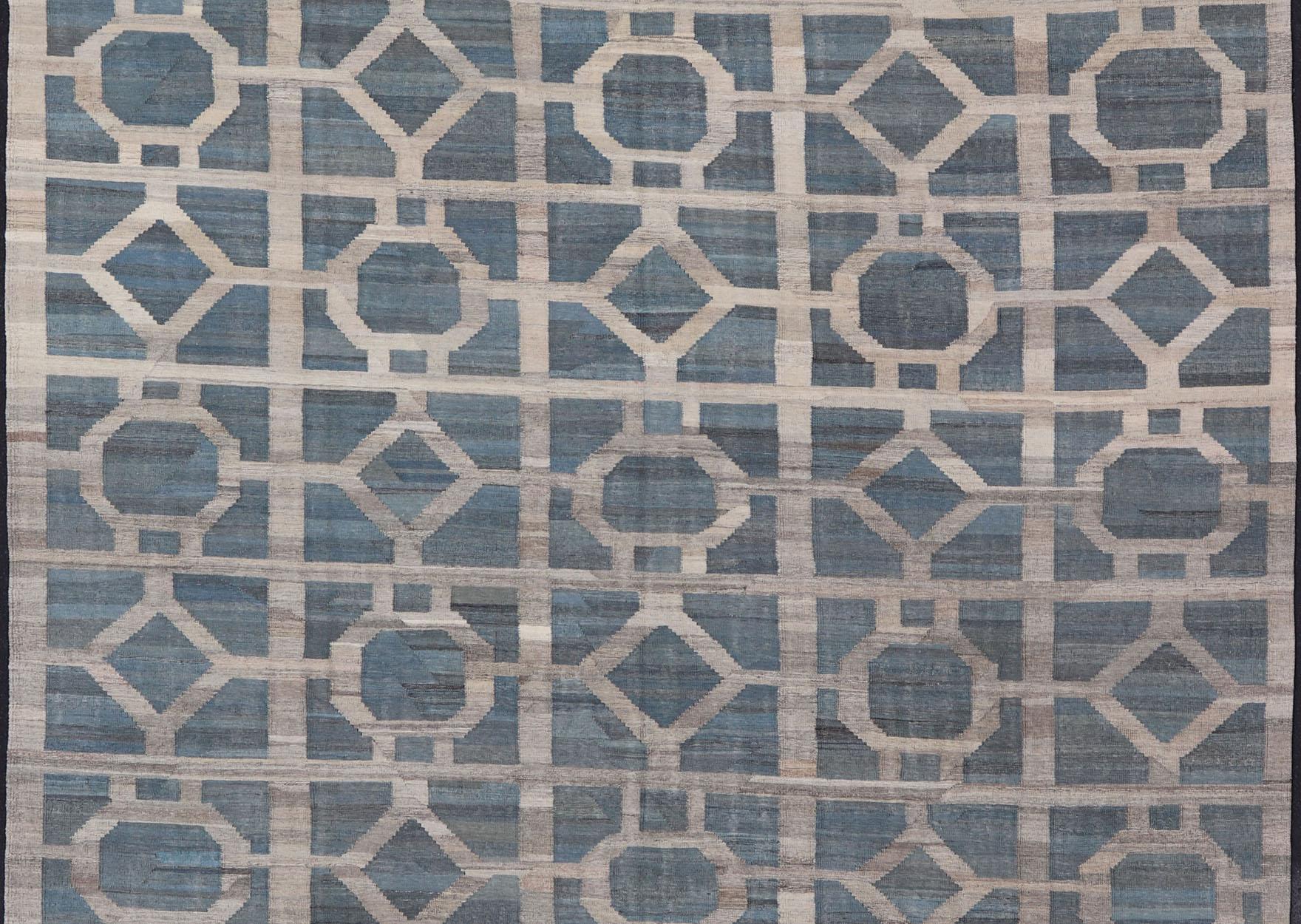Großer moderner, geometrisch gemusterter Kelim in Blau und Creme in Flachgewebe in Blau und Creme (Afghanisch) im Angebot