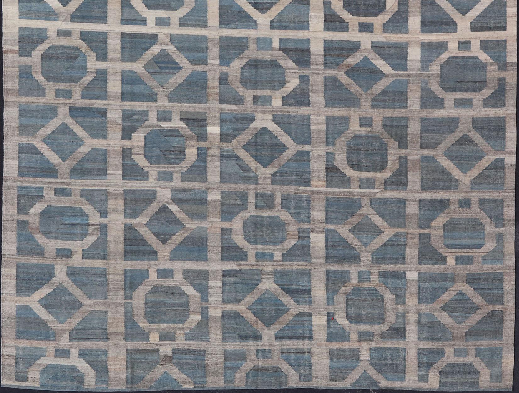 Großer moderner, geometrisch gemusterter Kelim in Blau und Creme in Flachgewebe in Blau und Creme (Handgewebt) im Angebot