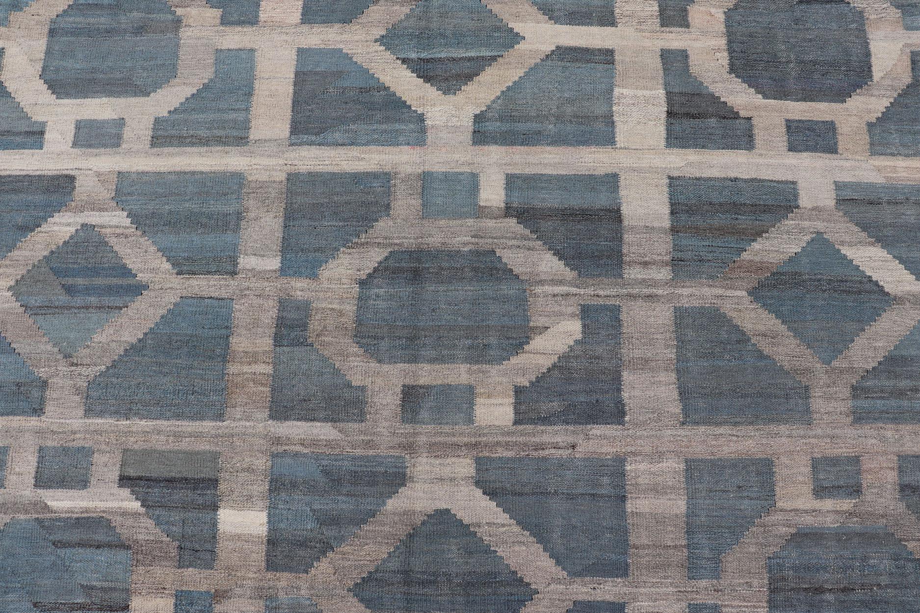 Großer moderner, geometrisch gemusterter Kelim in Blau und Creme in Flachgewebe in Blau und Creme im Angebot 1