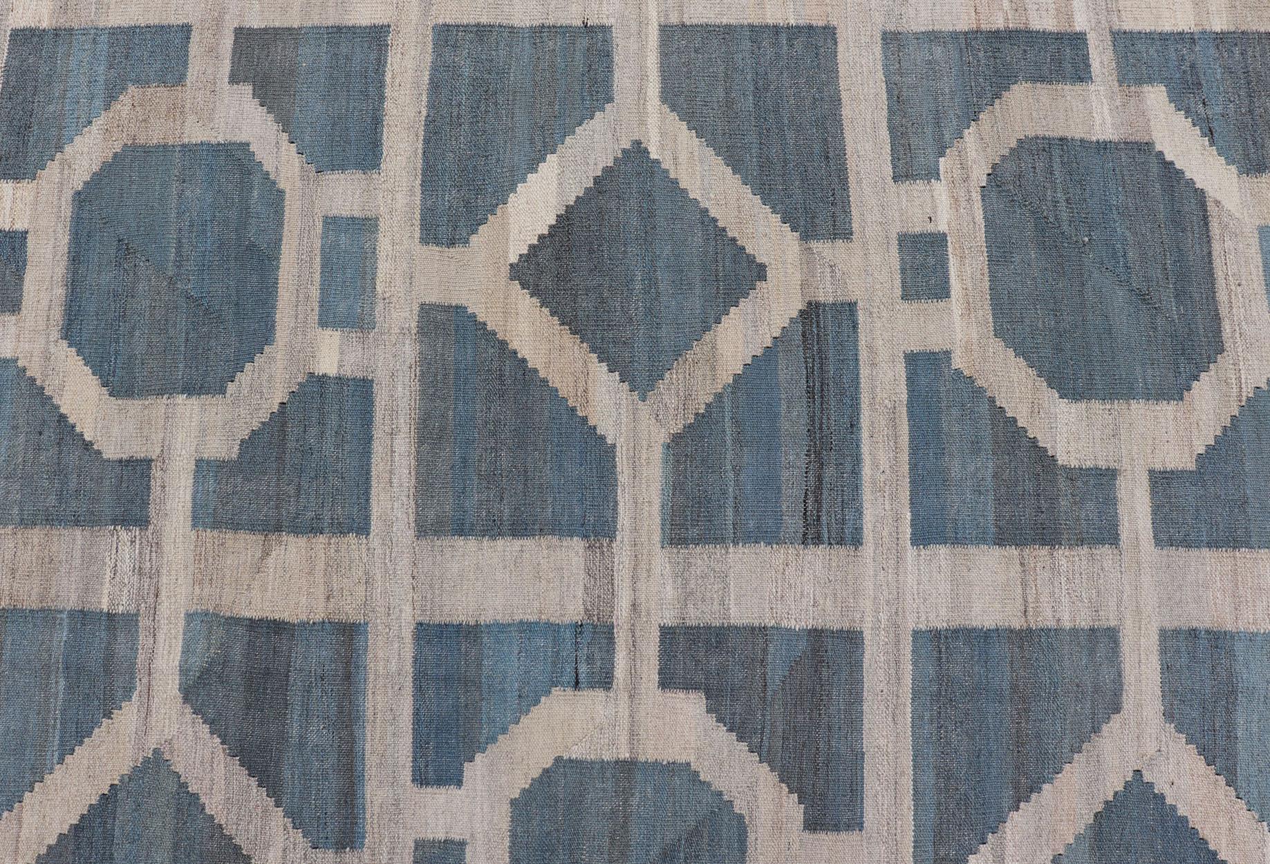 Großer moderner, geometrisch gemusterter Kelim in Blau und Creme in Flachgewebe in Blau und Creme im Angebot 2