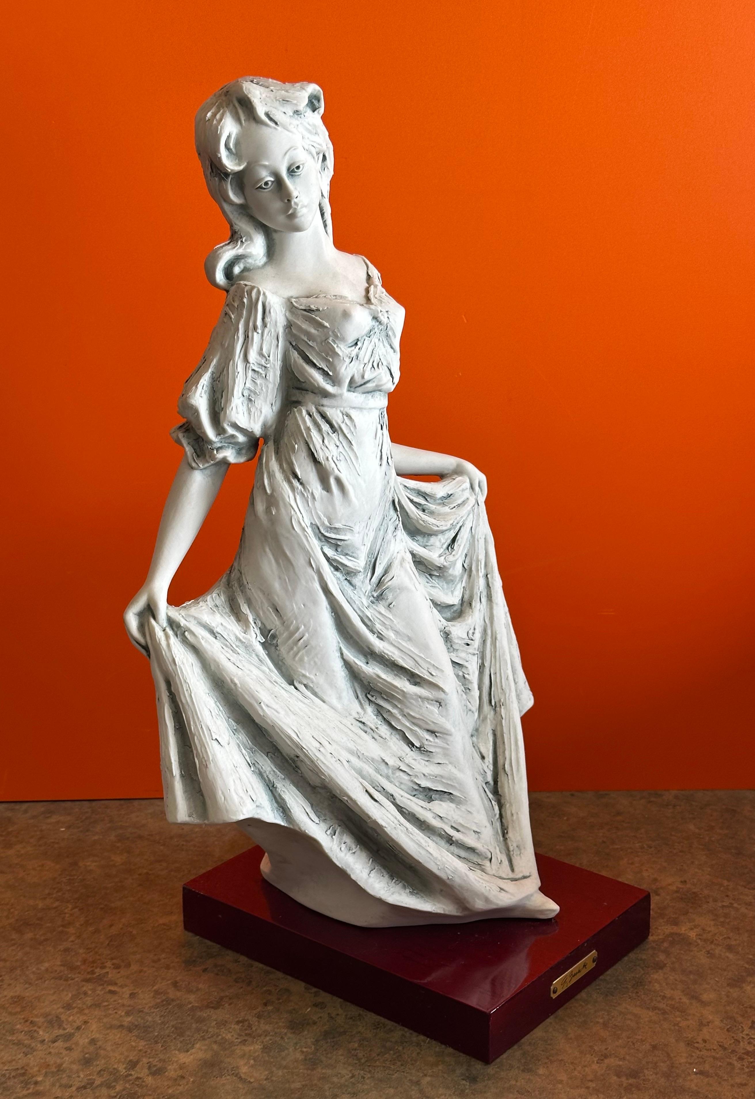 Grande statuetta di donna in porcellana Flavia Vera di Giovanni Barbetta in vendita 4