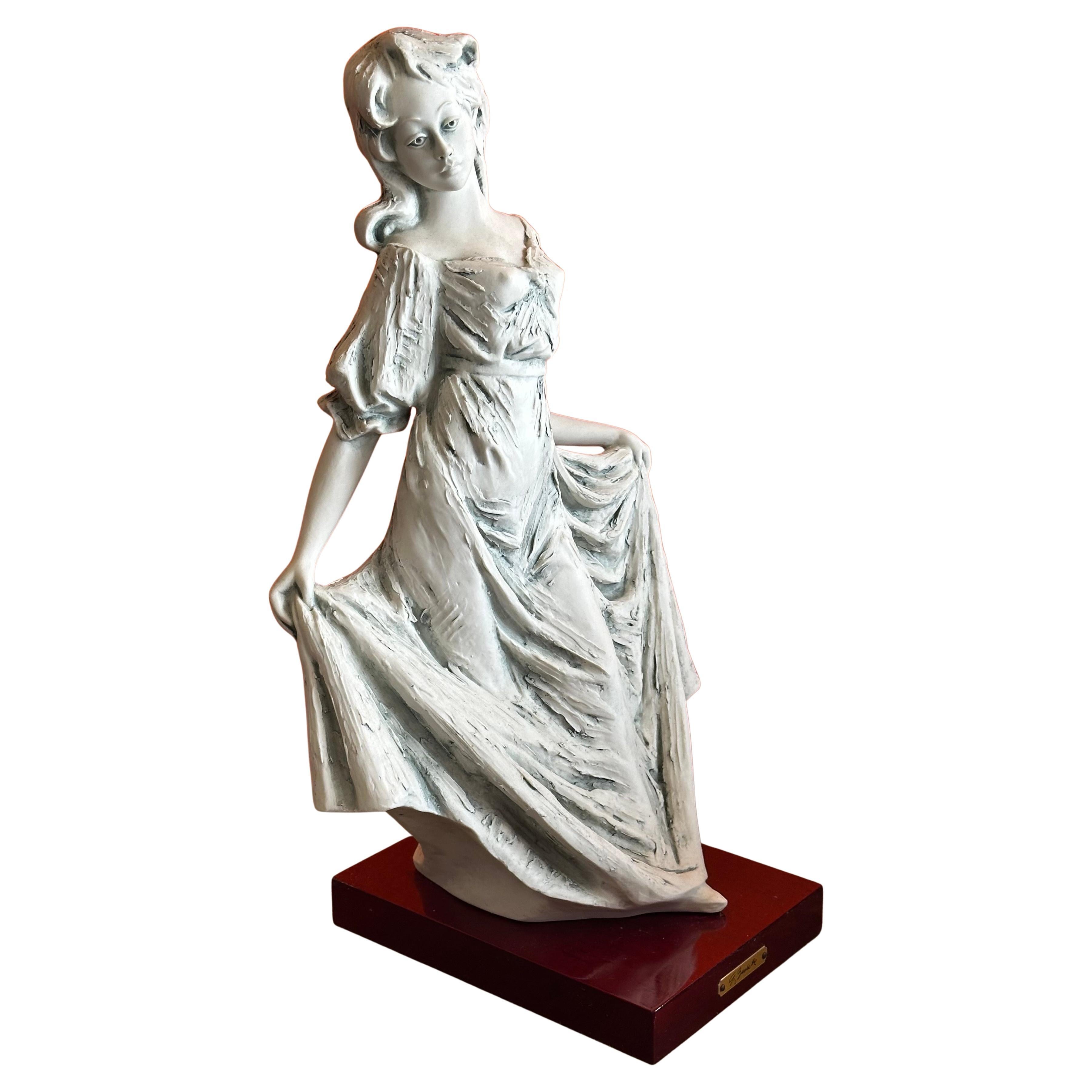 Grande statuetta di donna in porcellana di Giovanni Barbetta in edizione limitata di Flavia Vera, anni '90 circa. Questa statuetta in porcellana di bisquit finemente formata è interamente realizzata e dipinta a mano con dettagli sorprendenti.  La