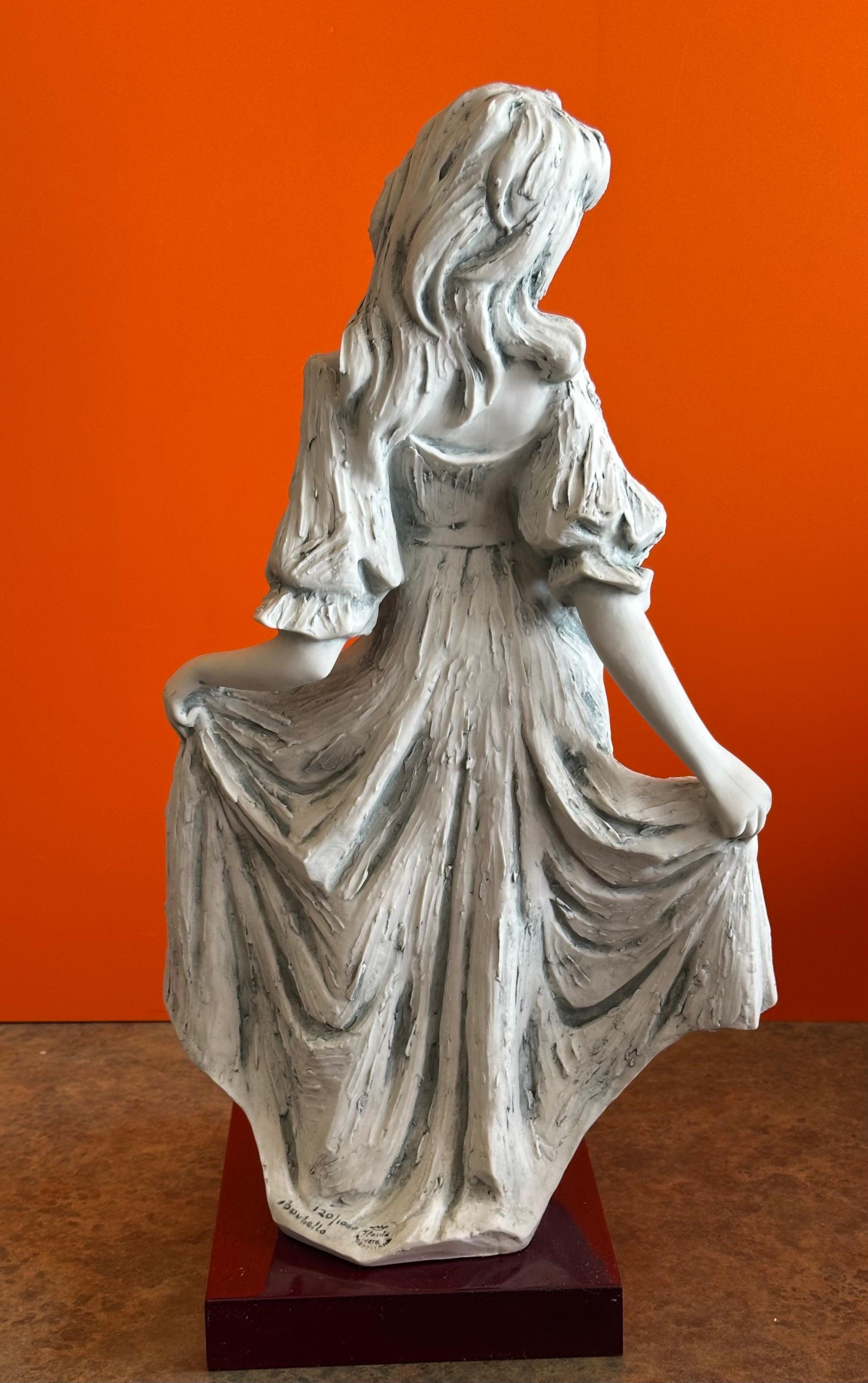 XX secolo Grande statuetta di donna in porcellana Flavia Vera di Giovanni Barbetta in vendita
