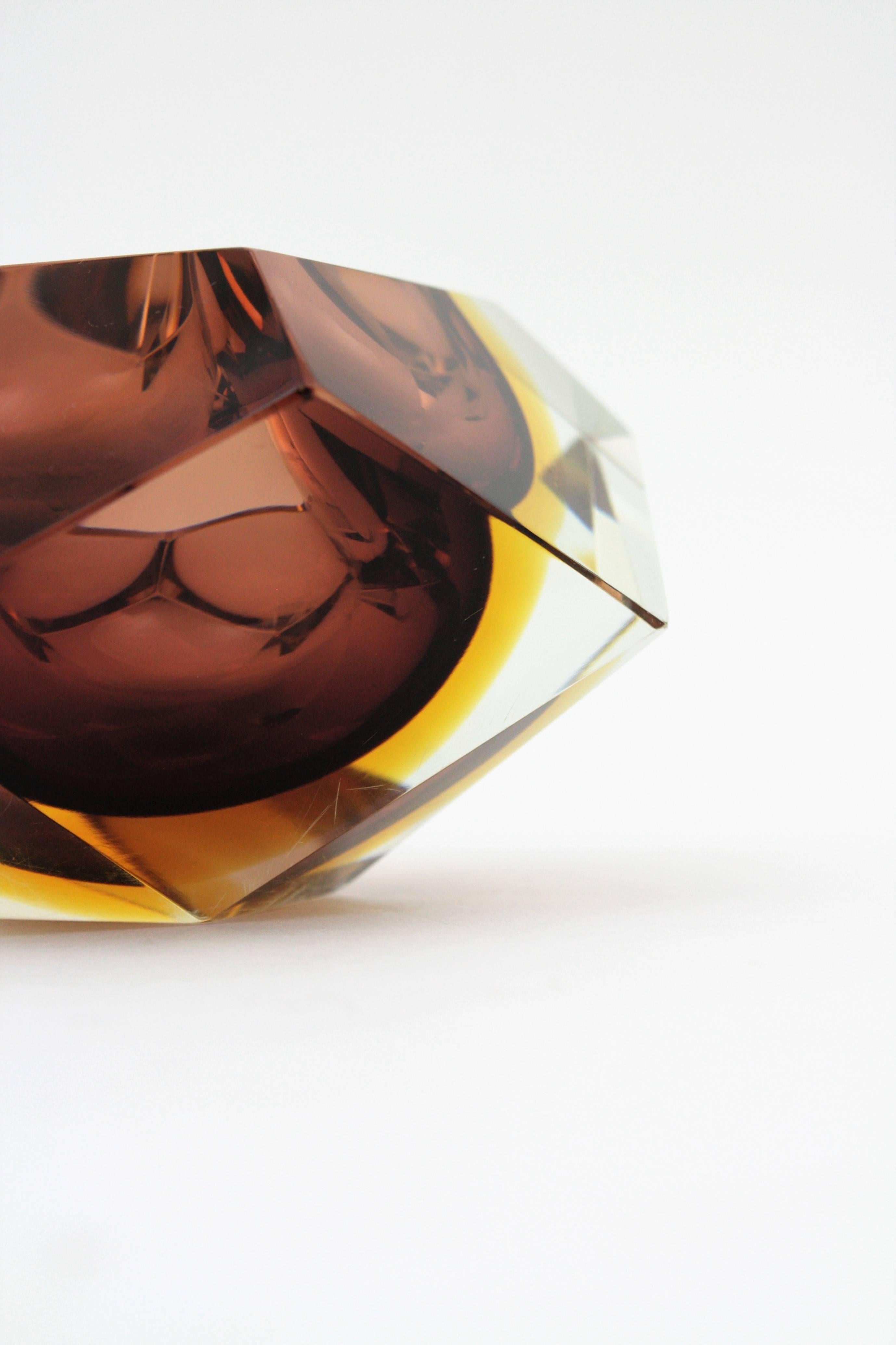 Verre d'art Grand bol en verre Murano Glass Sommerso brun et ambré en forme de diamant facetté