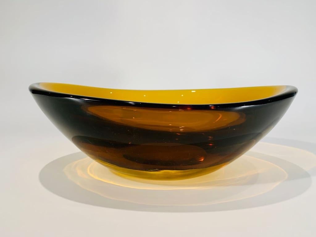 Large Flavio Poli Murano glass amber circa 1950 center piece. In Good Condition For Sale In Rio De Janeiro, RJ