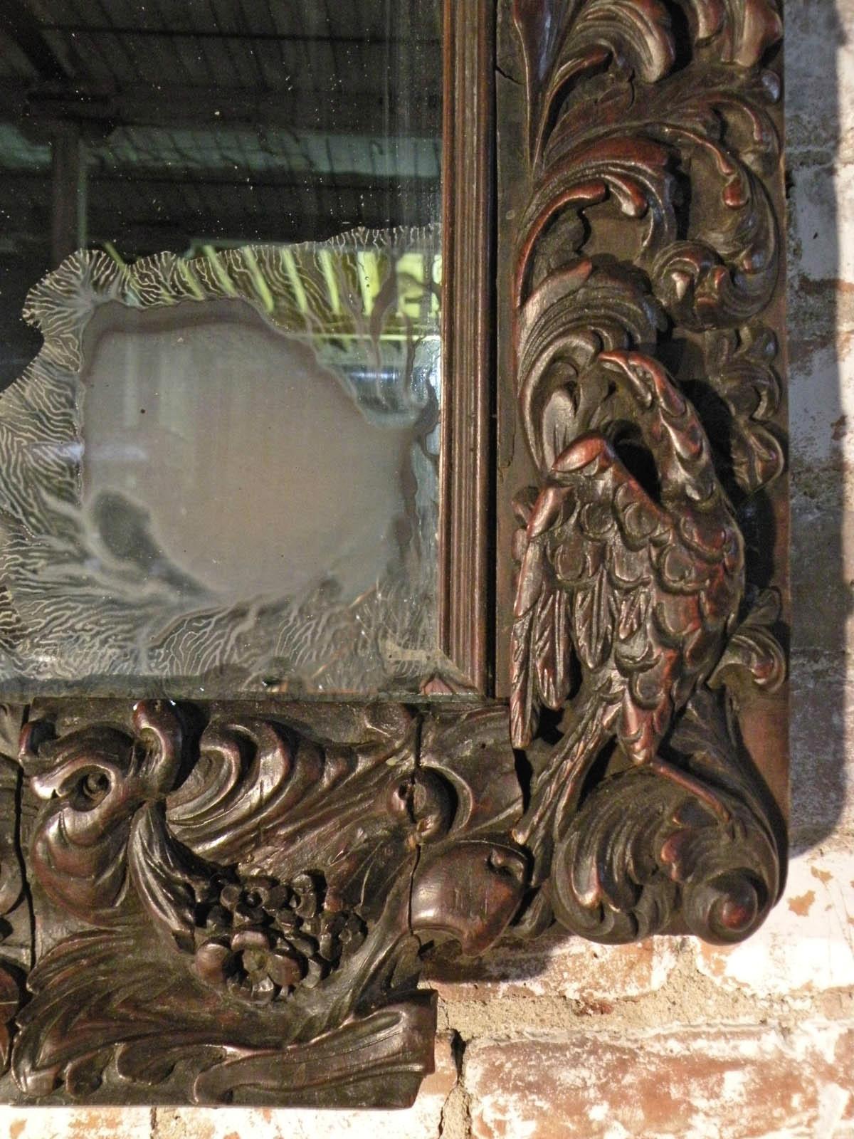 Großer französisch-flämischer Barockspiegel aus geschnitztem Nussbaumholz des späten 17.  (17. Jahrhundert) im Angebot