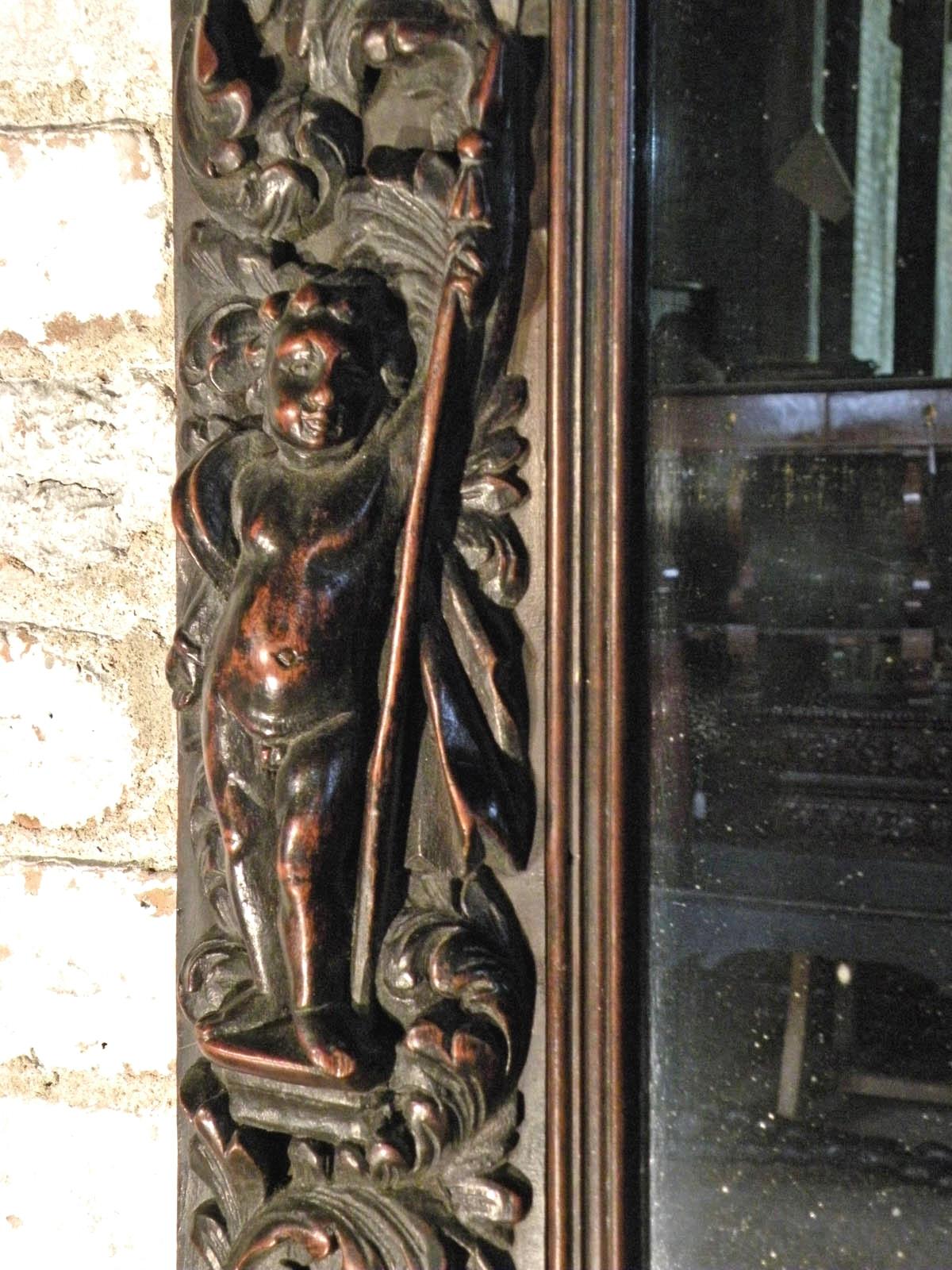 Großer französisch-flämischer Barockspiegel aus geschnitztem Nussbaumholz des späten 17.  (Walnuss) im Angebot