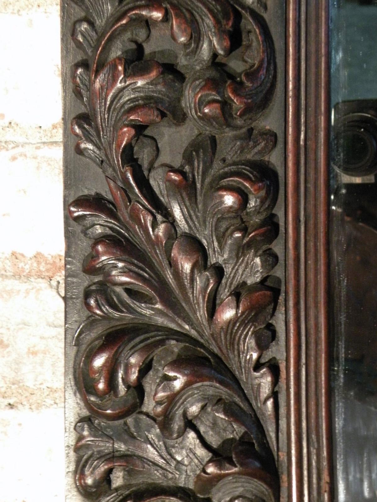 Großer französisch-flämischer Barockspiegel aus geschnitztem Nussbaumholz des späten 17.  im Angebot 2
