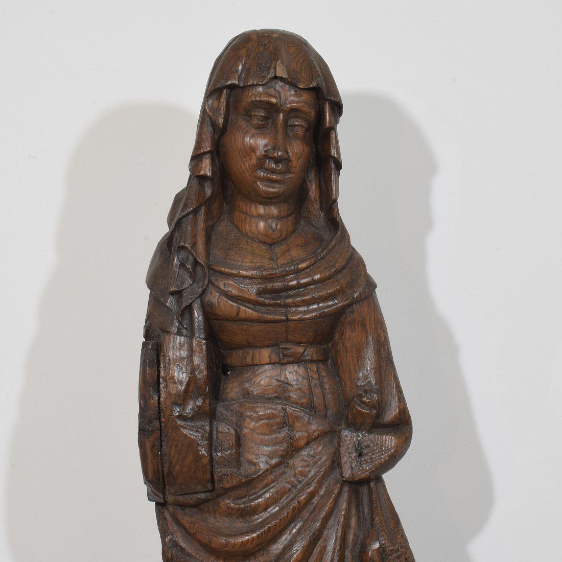 Chêne Grande Madone médiévale gothique flamande du XVe/XVIe siècle en chêne sculpté en vente