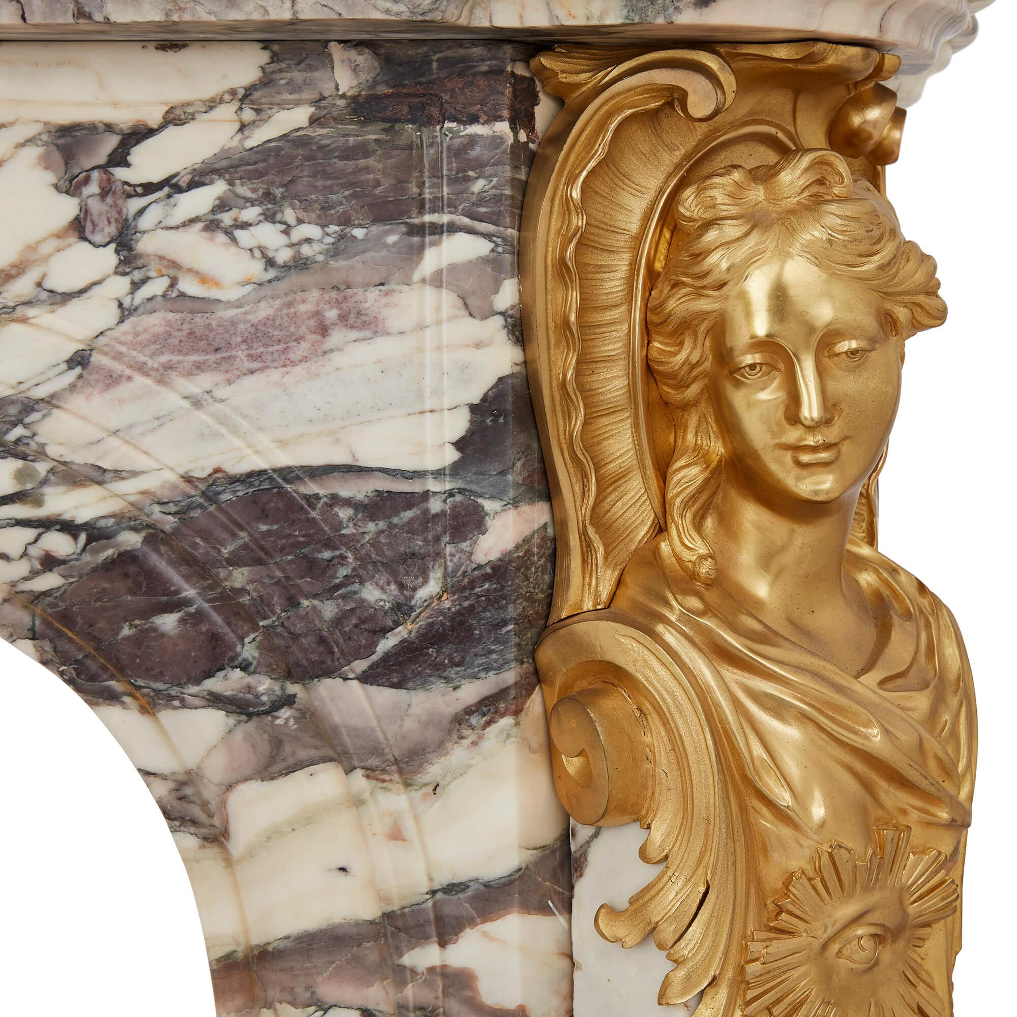Rococo Grande cheminée ancienne en marbre et bronze doré Fleur de Pêche en vente