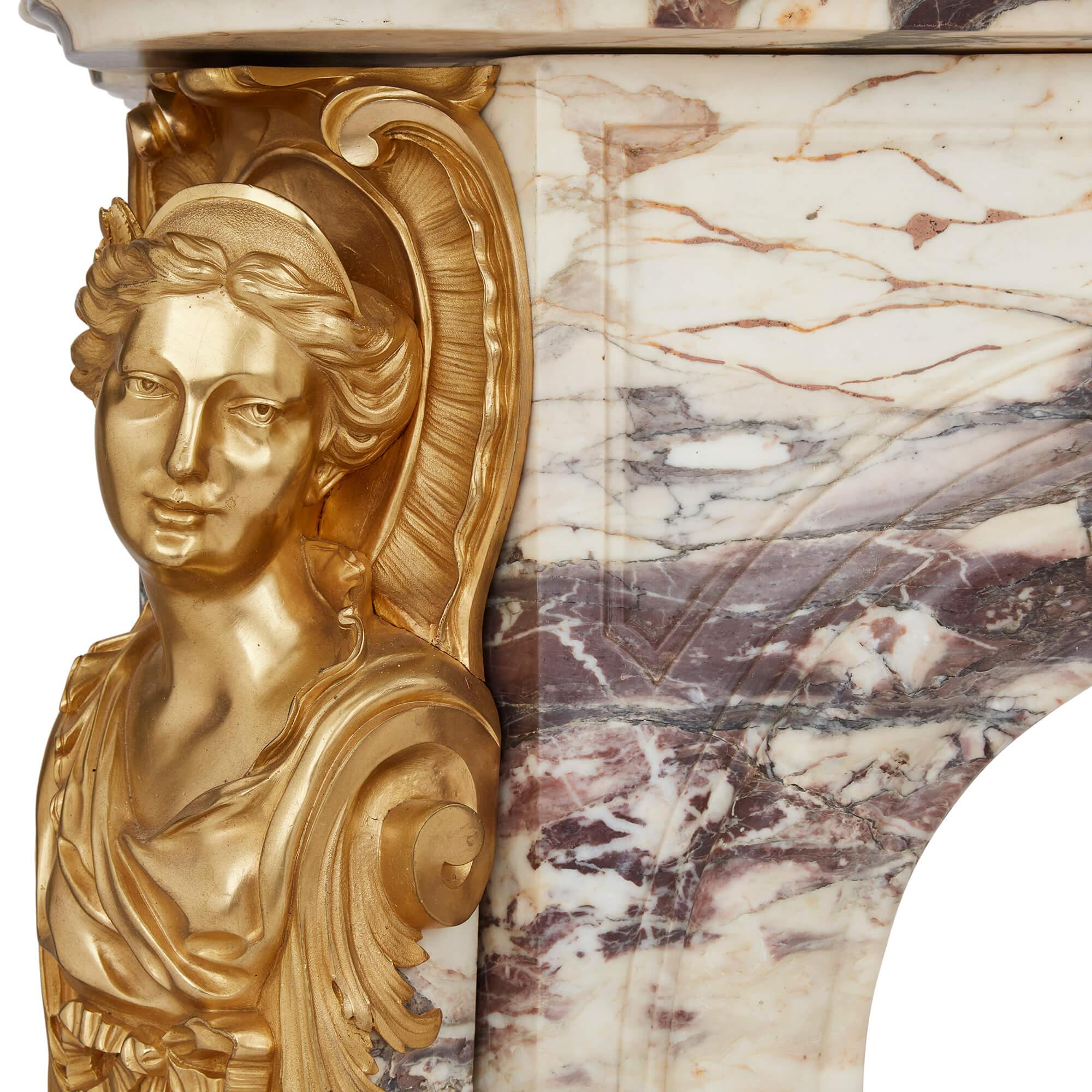 Français Grande cheminée ancienne en marbre et bronze doré Fleur de Pêche en vente