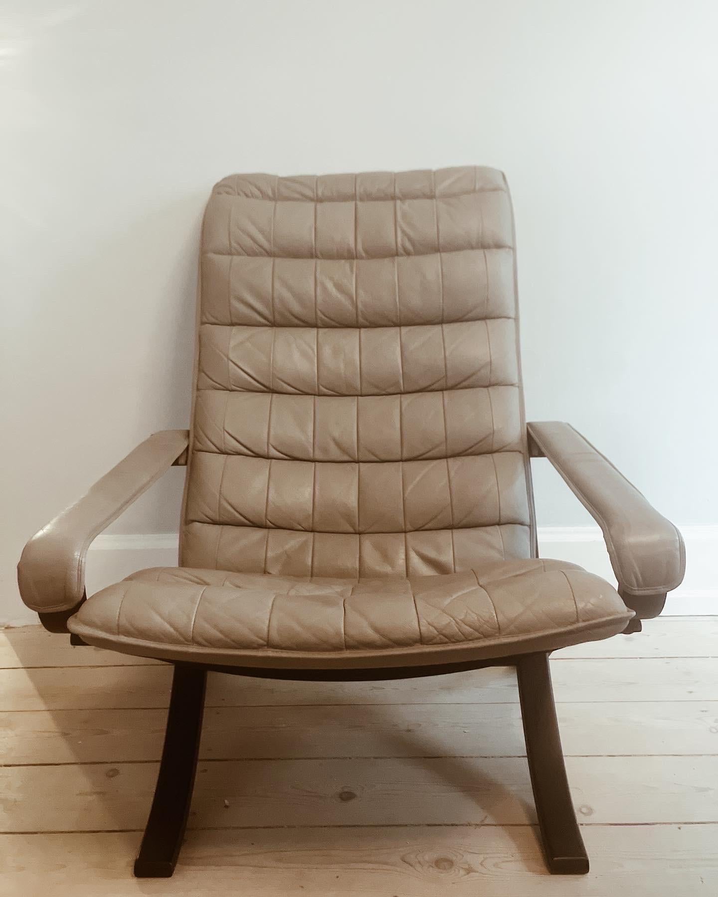 This Flex chair was designed by Ingmar Relling during the 1970s and were produced by Westnofa in Norway. 

Its the deep large highback version. In an excellent vintage condition with minimal traces of use. 

The leather pieces are made from