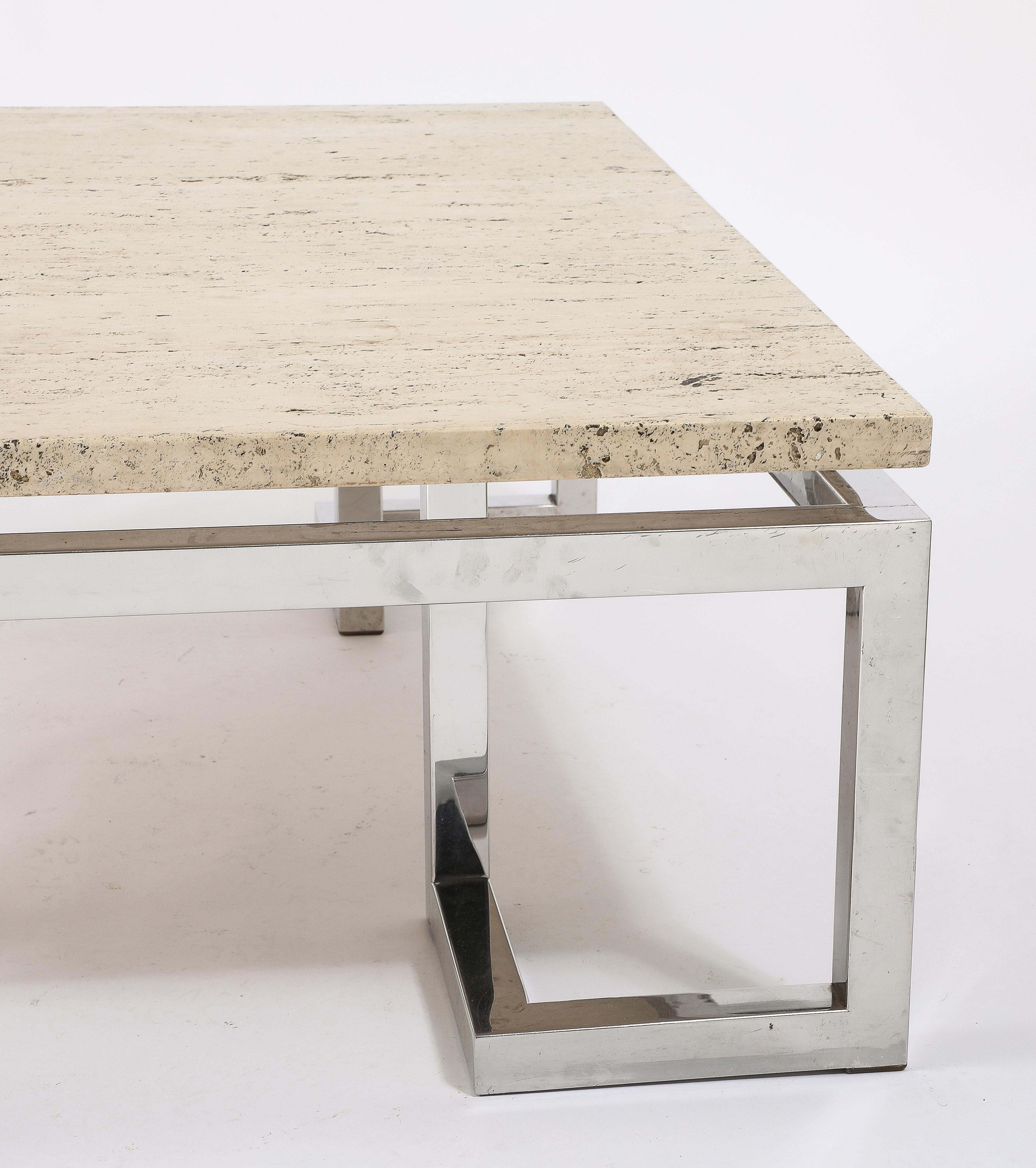 Tavolino da caffè in cromo e travertino, con una base a motivi geometrici e un grembiule rialzato che dà alla pietra l'aspetto di galleggiare.
