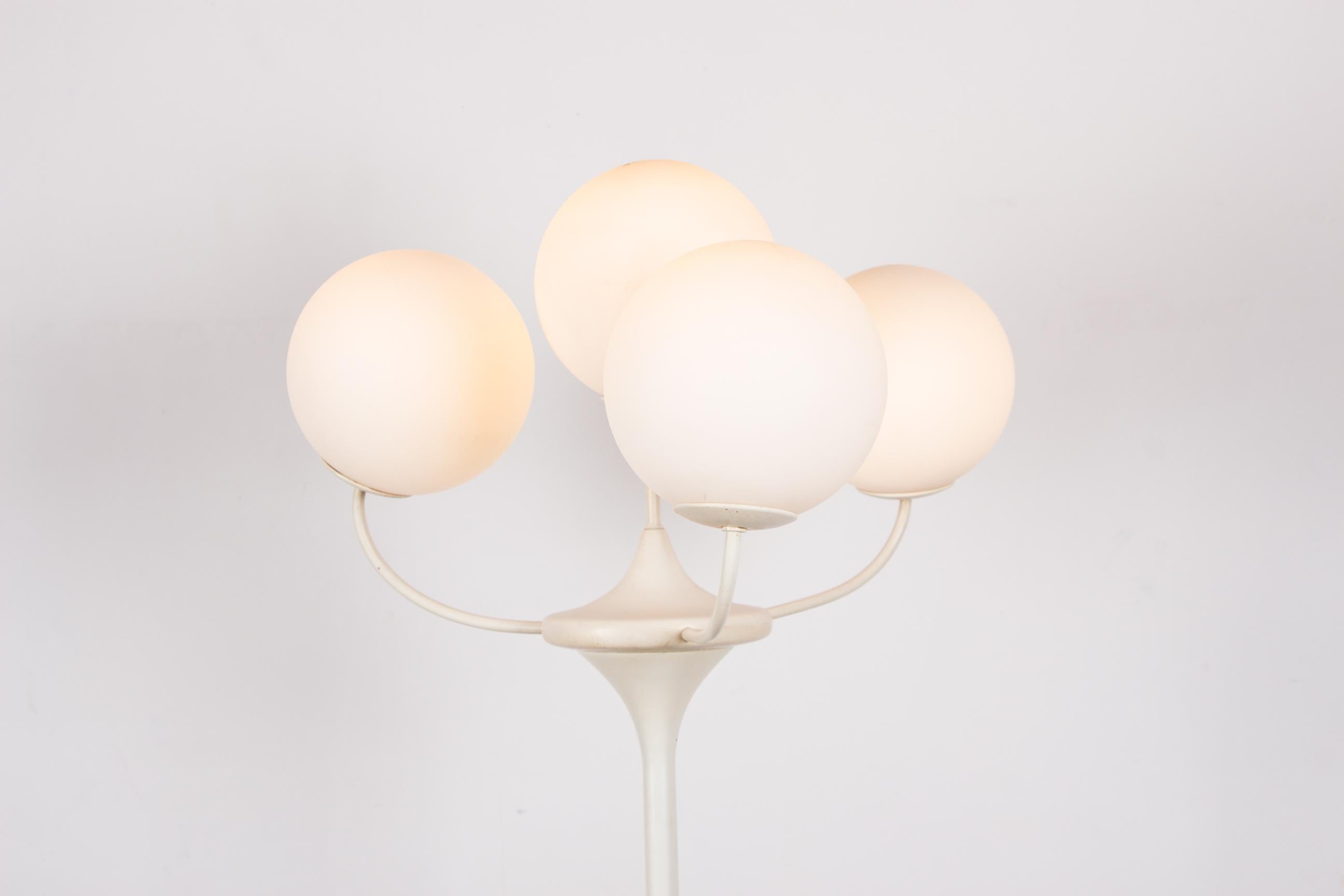 Superb large floor lamp in Space-Age or Scandinavian spirit. 
The 4 white and round globes open in collar and are completed by the tulip base, all offering a refined design very airy. 
Manufacture of very beautiful workmanship, discreet and sensual