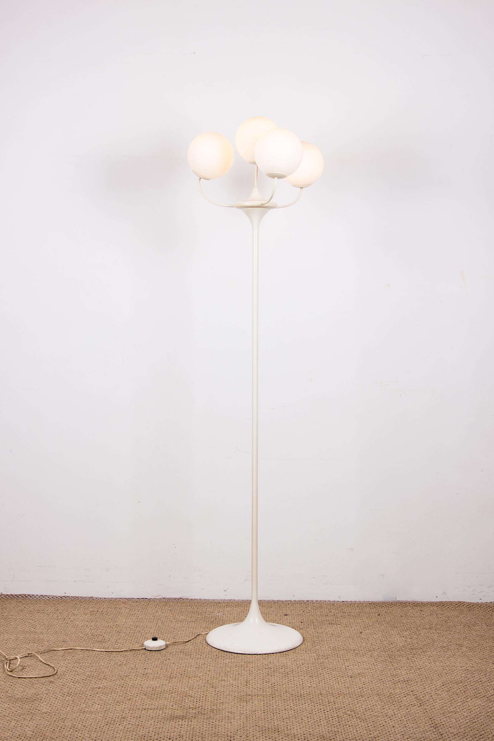 Scandinave moderne Grand lampadaire, 4 branches avec opalines, par Eva René Nele pour Temde 1960. en vente