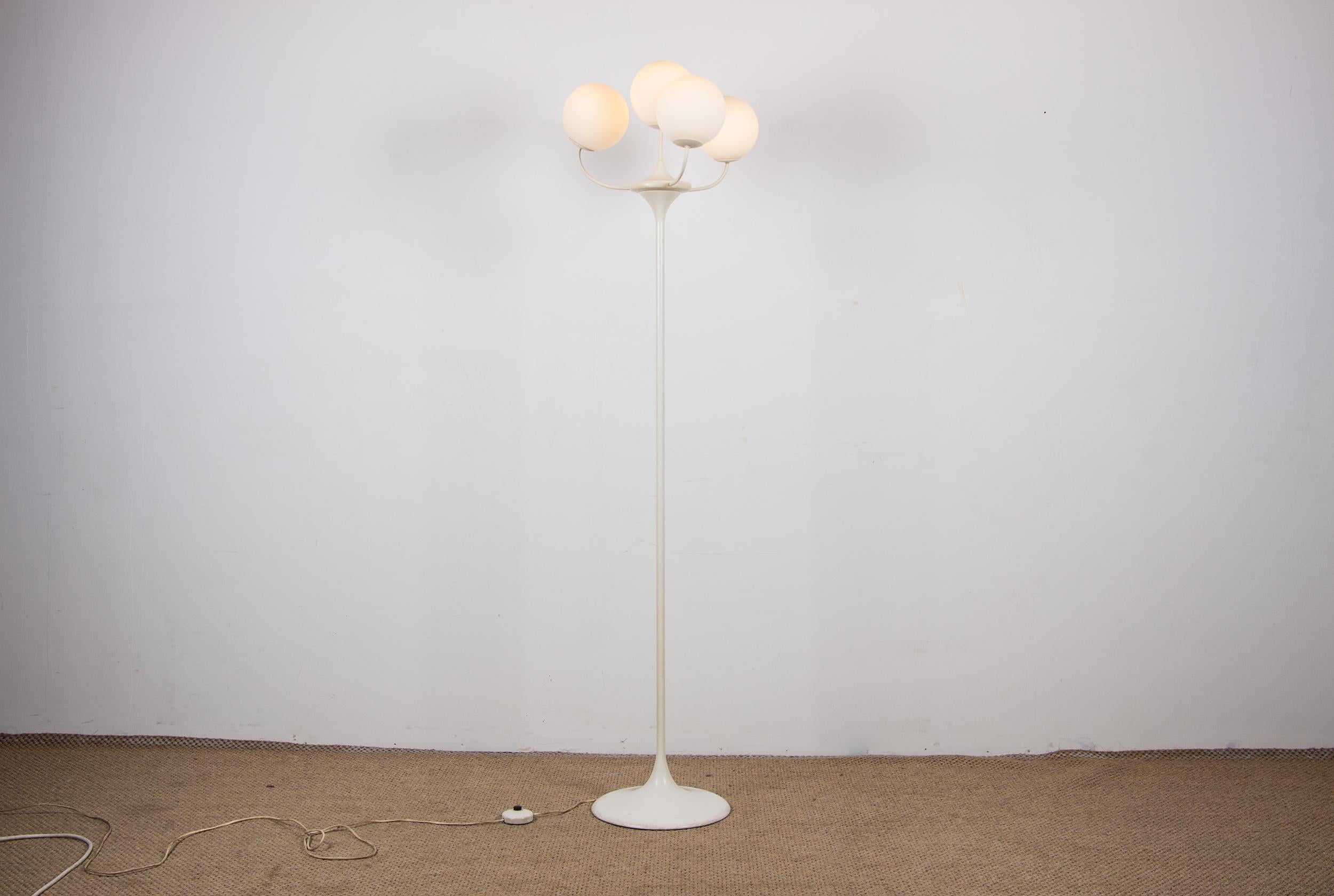 Allemand Grand lampadaire, 4 branches avec opalines, par Eva René Nele pour Temde 1960. en vente