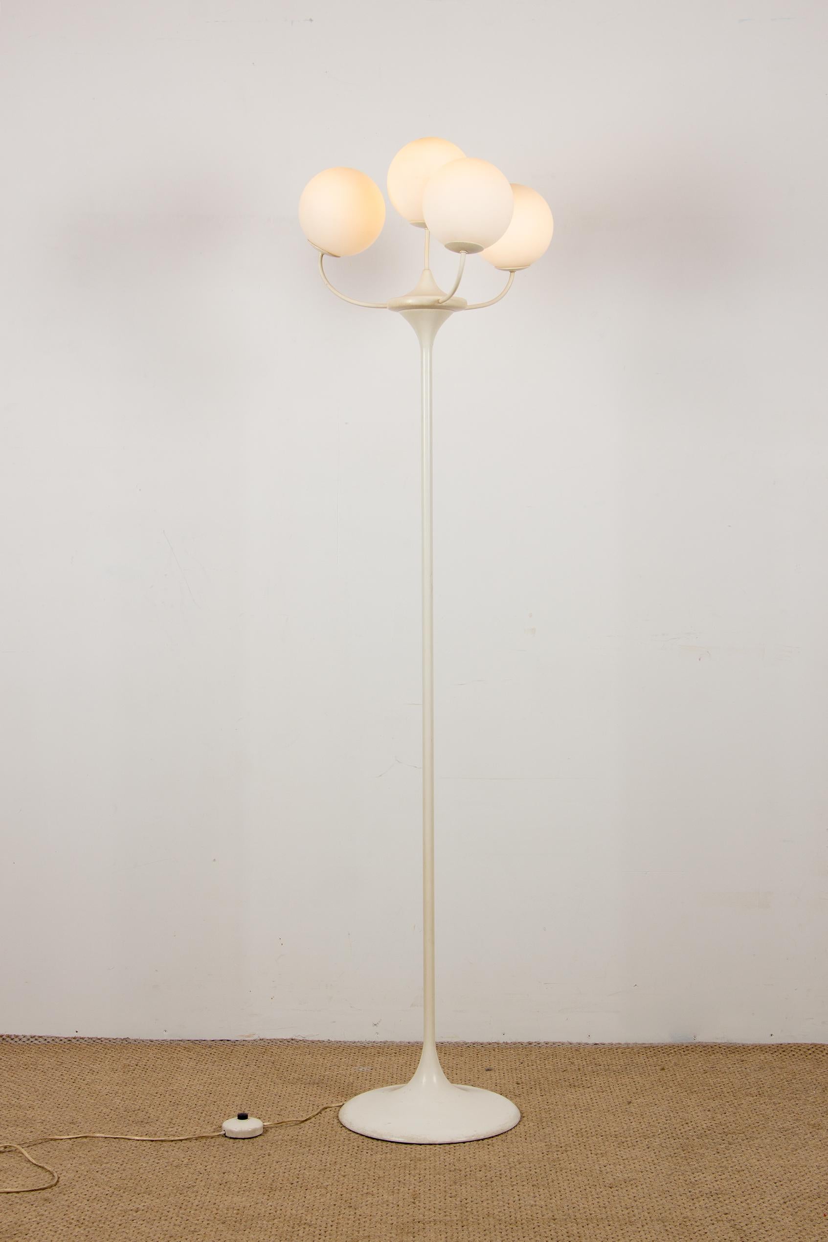 Large floor lamp, 4 branches with opalines, by Eva Renée Nele for Temde 1960. In Excellent Condition For Sale In JOINVILLE-LE-PONT, FR