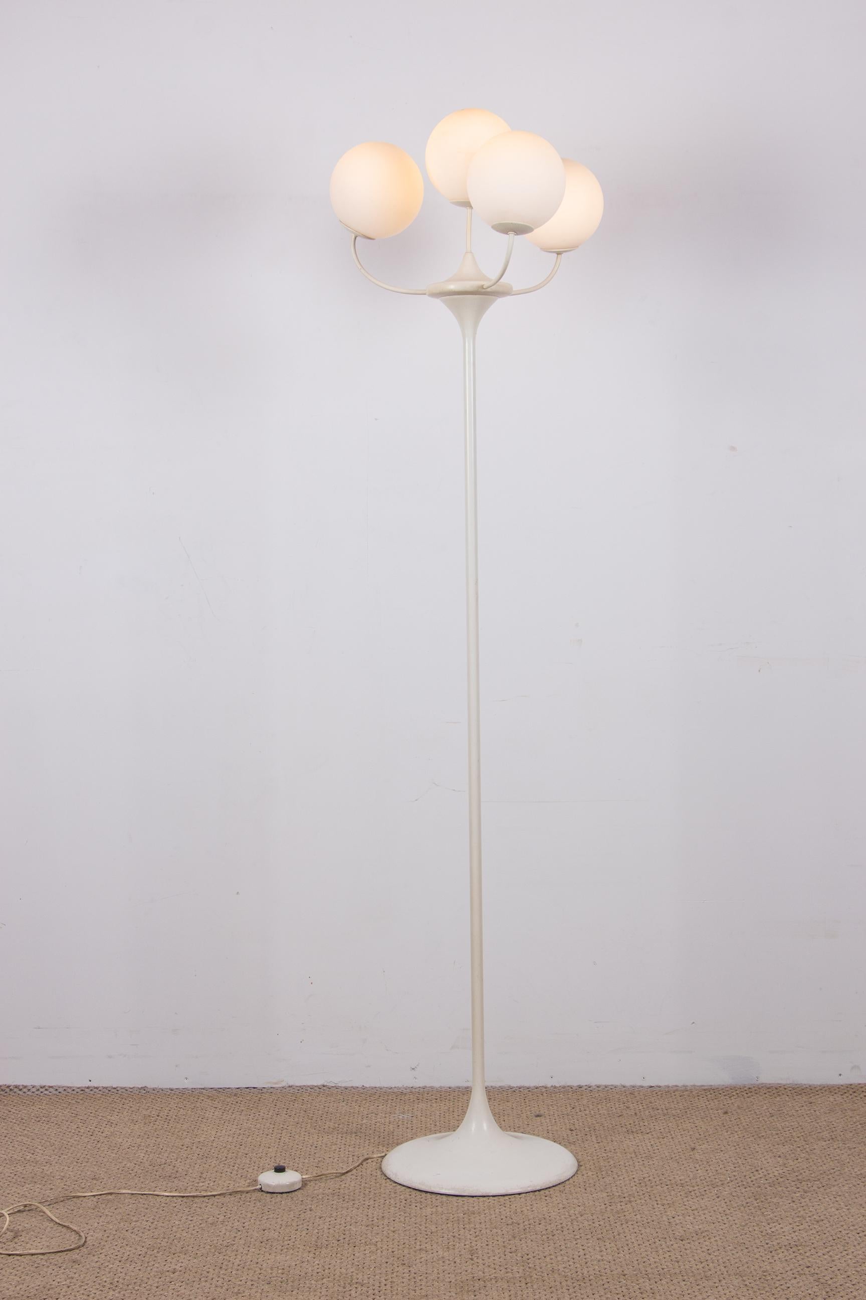 Acier Grand lampadaire, 4 branches avec opalines, par Eva René Nele pour Temde 1960. en vente