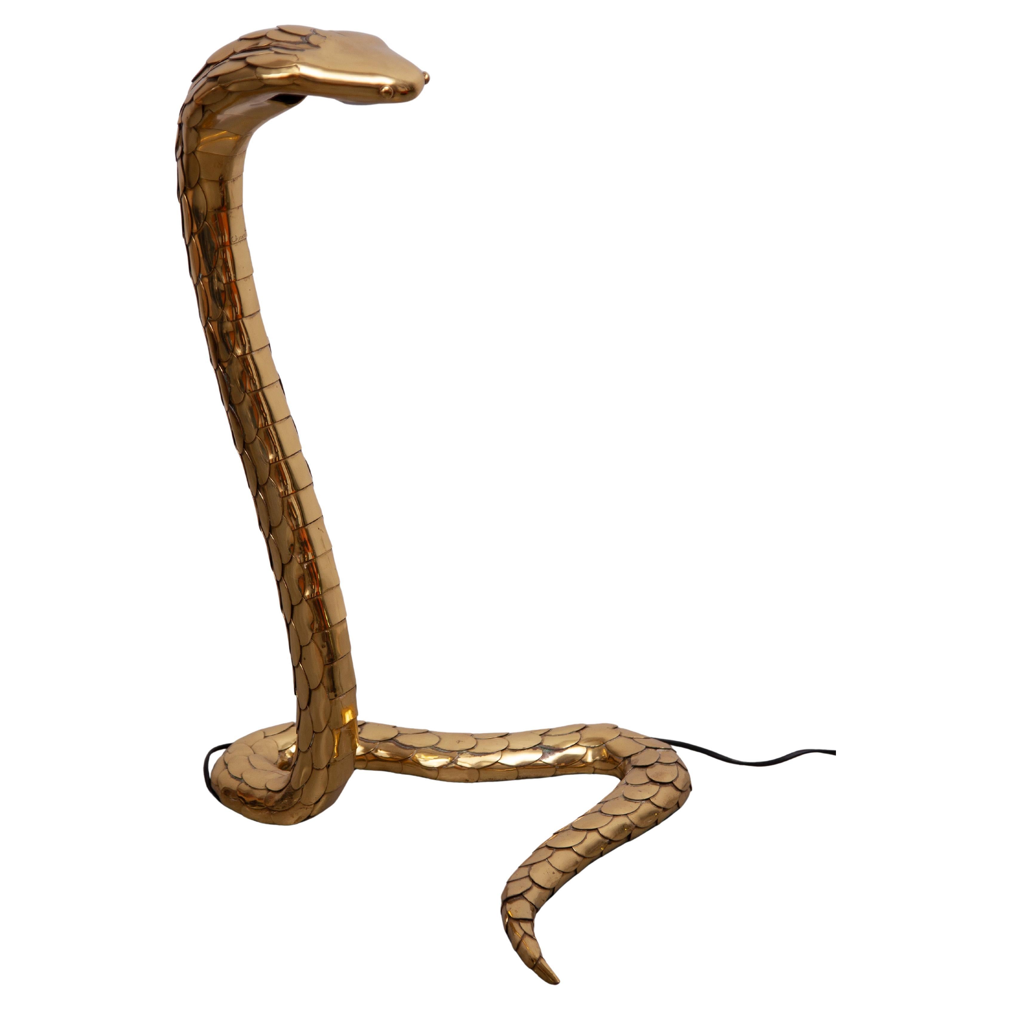 Très rare grande sculpture lampadaire Cobra travail finement détaillé avec recouvrement des écailles du serpent, fidèlement représenté en cuivre brillant avec une légère patine par endroits. Une petite ampoule se trouve dans la bouche et s'allume à