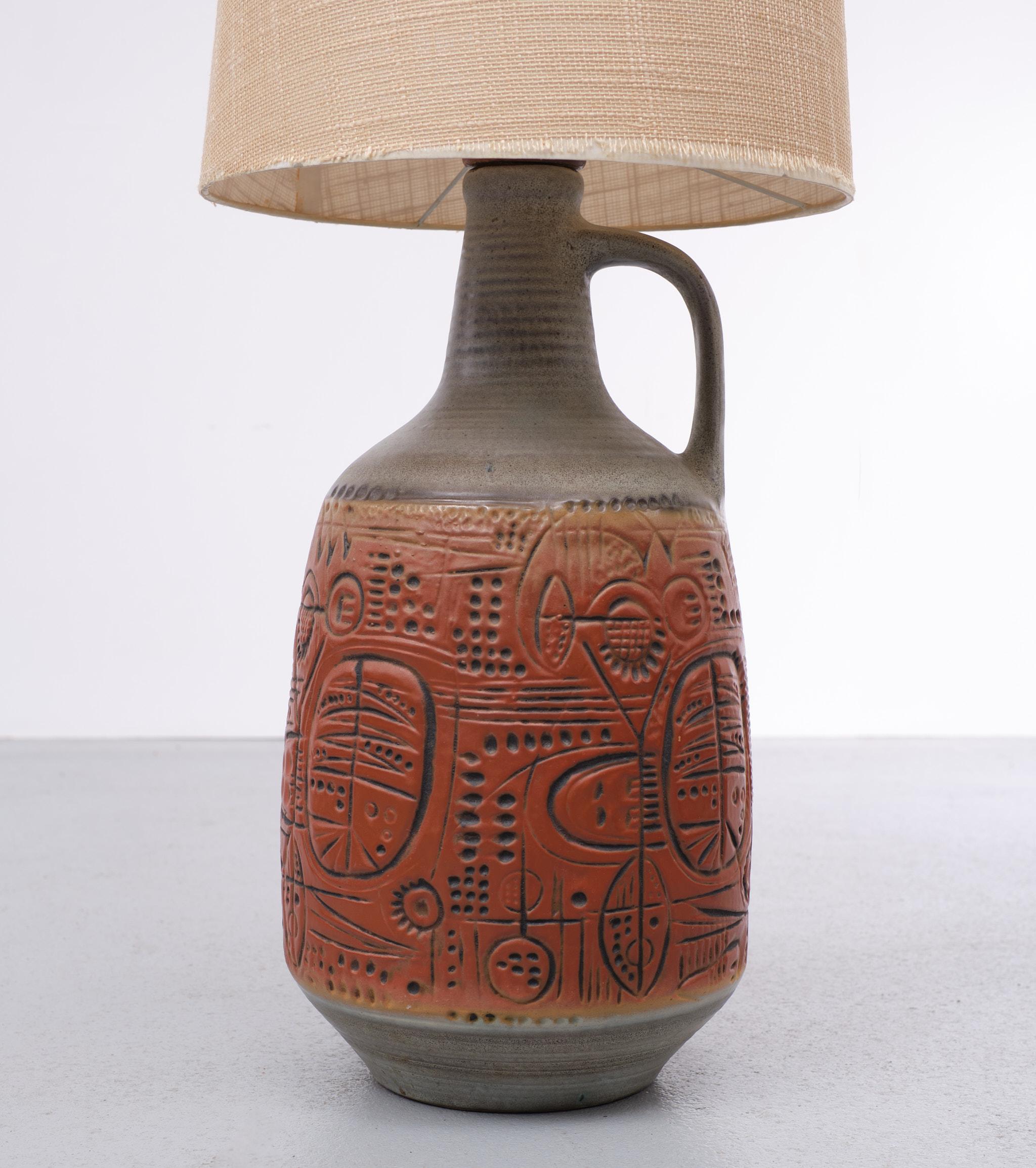 Rare grand lampadaire Gerda Heuckeroth pour Carstens Tönnieshof série 'Prehistoric'.  présente une glaçure de lave grasse en orange/rouge saturé avec des motifs abstraits en relief en gris. Modèle n°. F090-50. Fabriqué en Allemagne de l'Ouest, vers