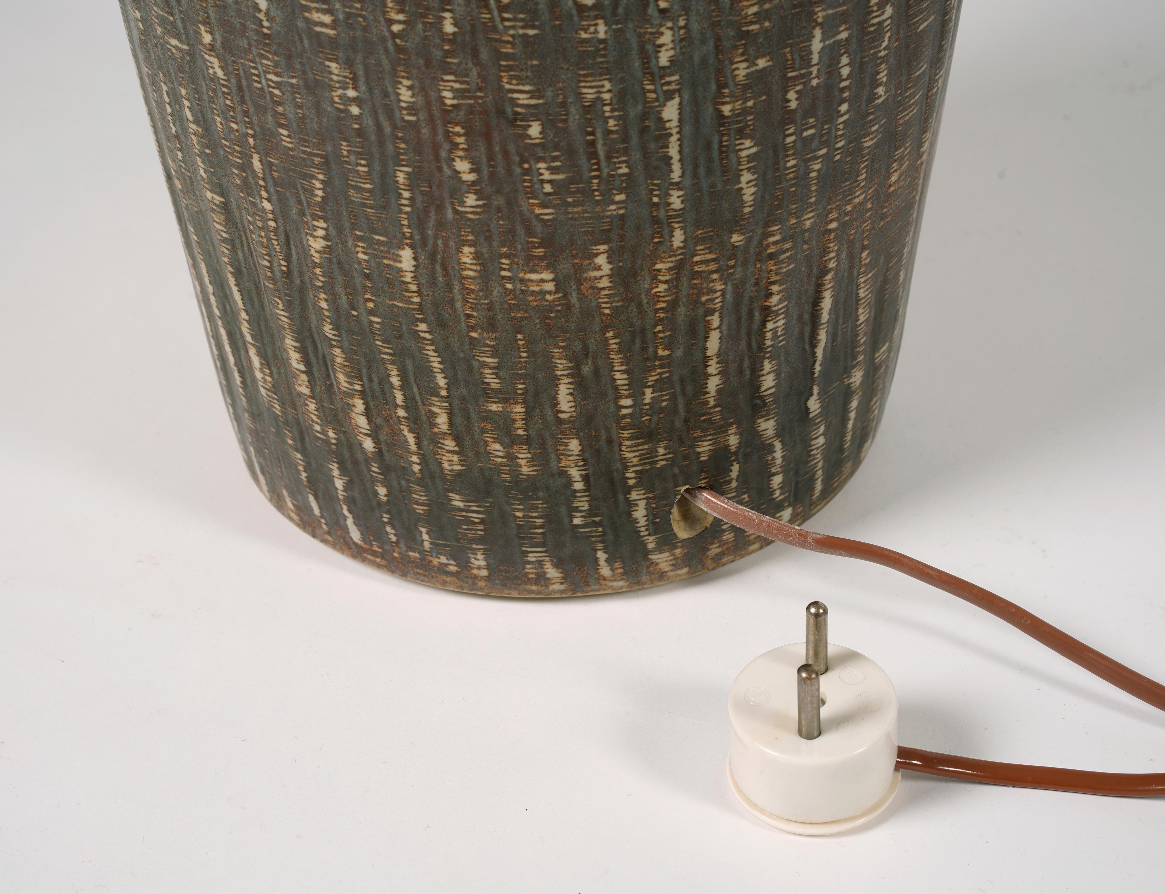 Milieu du XXe siècle Grand lampadaire en grès émaillé de Gunnar Nylund, modèle 