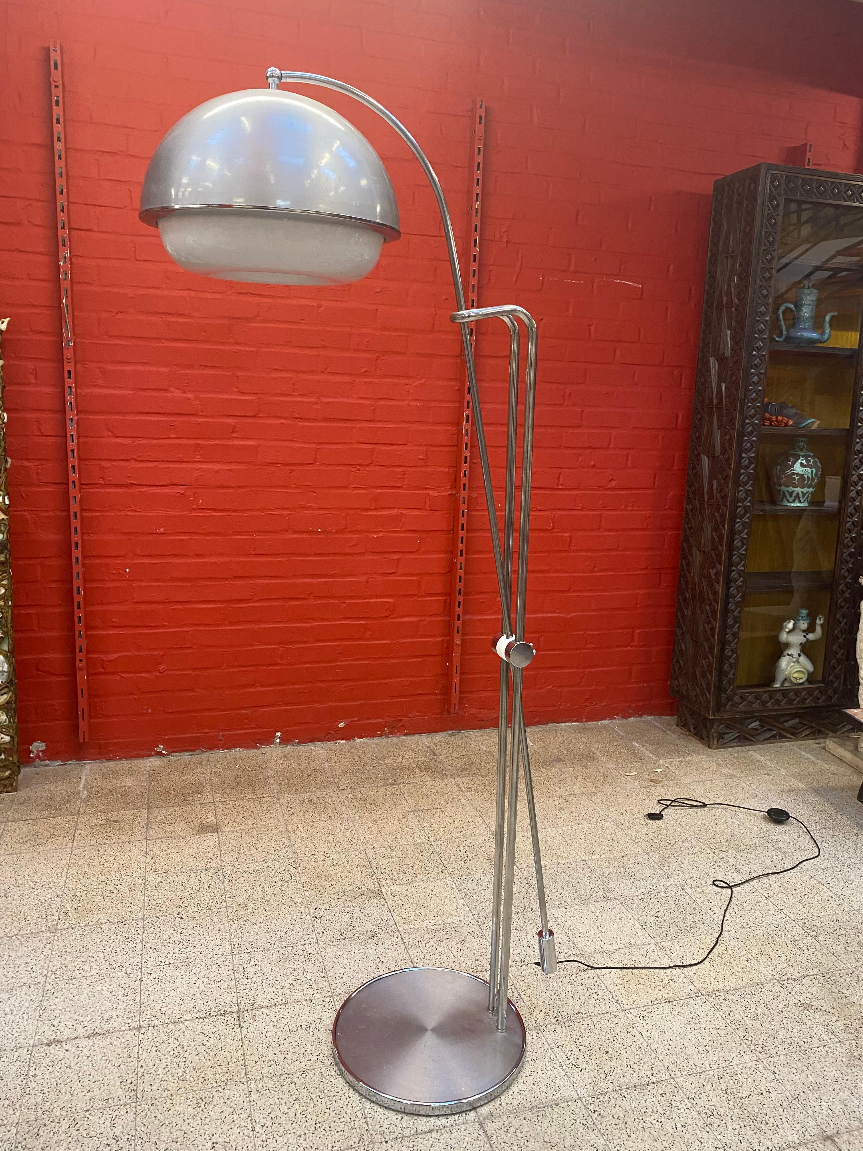 Large floor lamp in varnished and perpex metal, circa 1970.
tilt and height adjustable
small scratches on the metal.