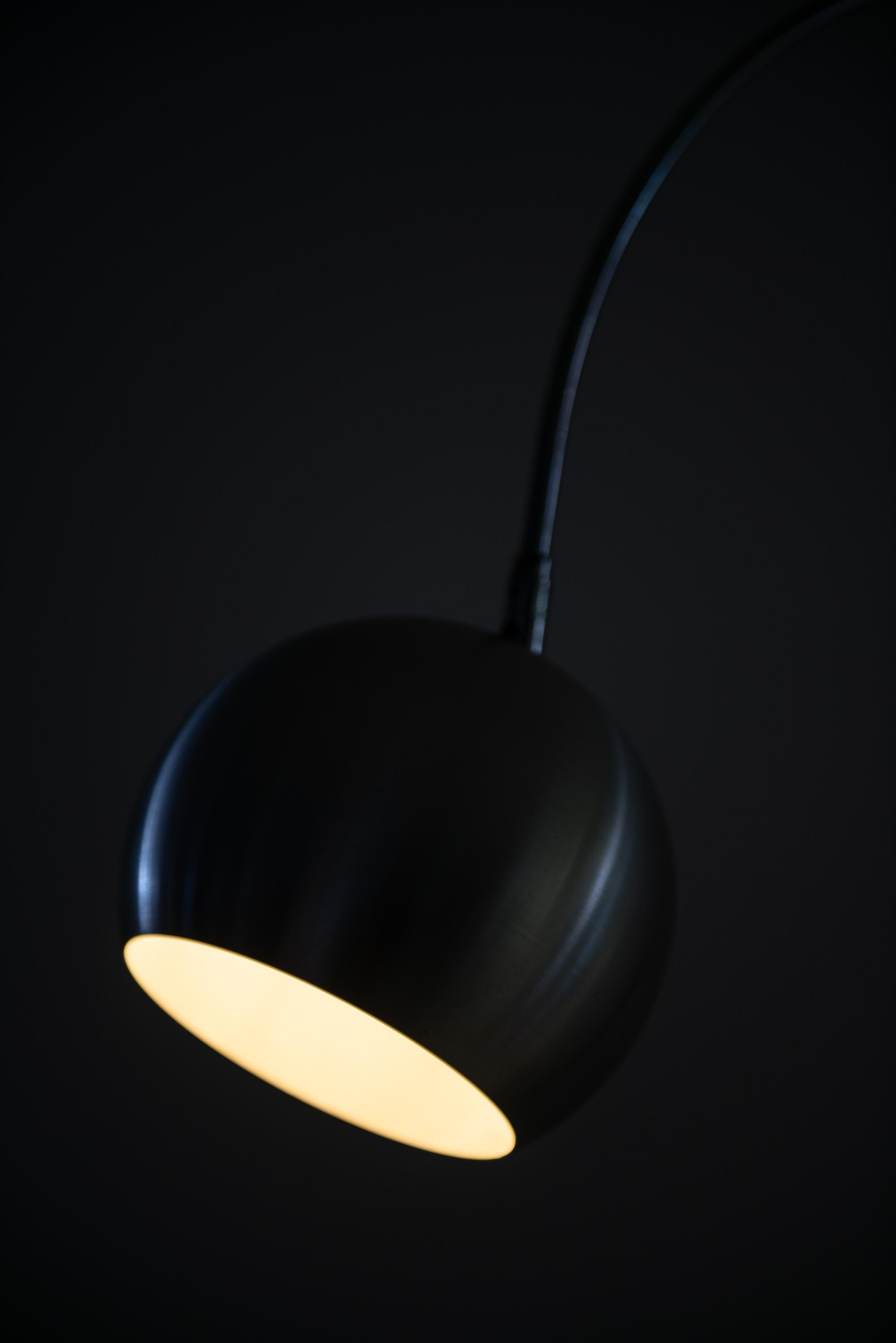 Grand lampadaire avec 2 bras flexibles Produit en Italie en vente 4