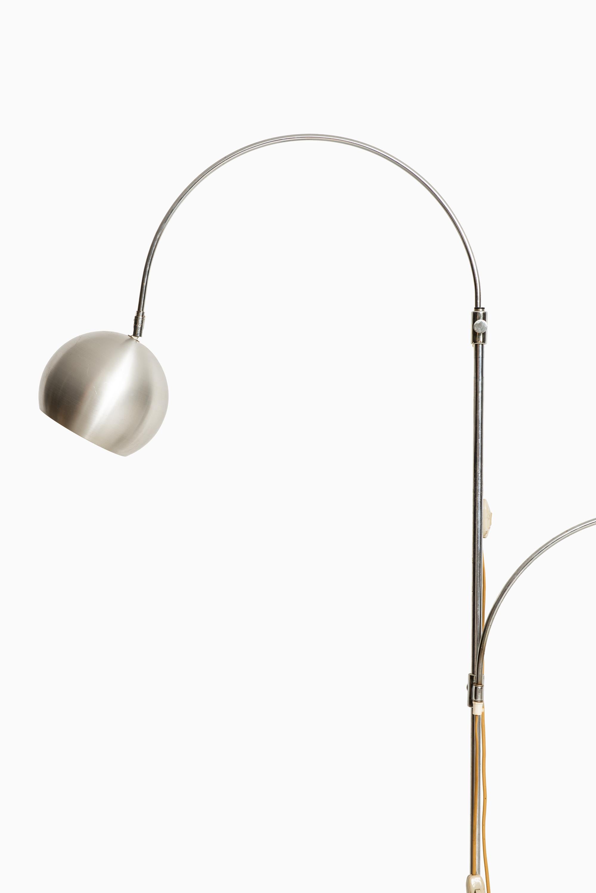 Rare lampadaire avec 2 bras flexibles et réglables en hauteur par un designer inconnu. Produit en Italie.