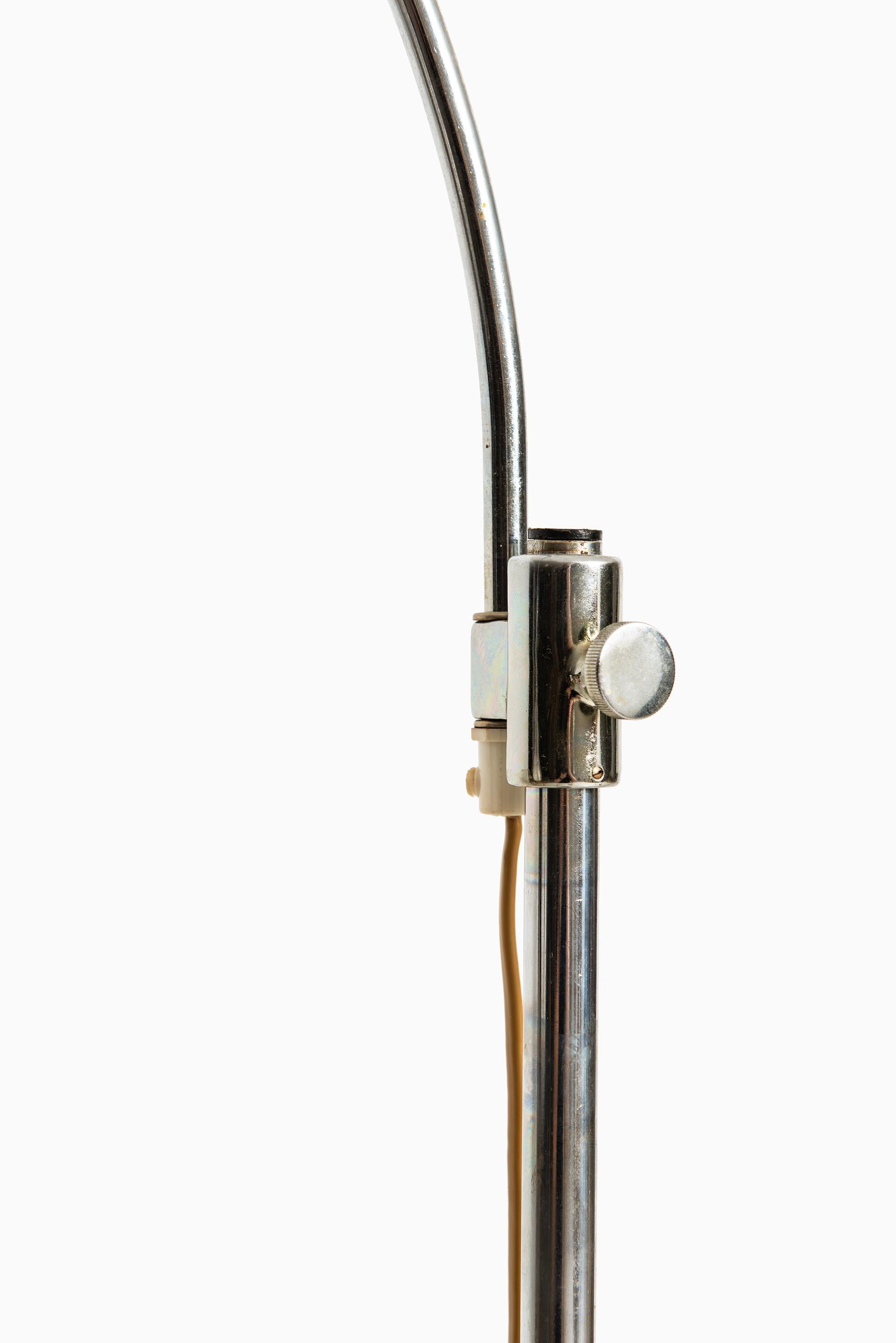 Mid-Century Modern Grand lampadaire avec 2 bras flexibles Produit en Italie en vente