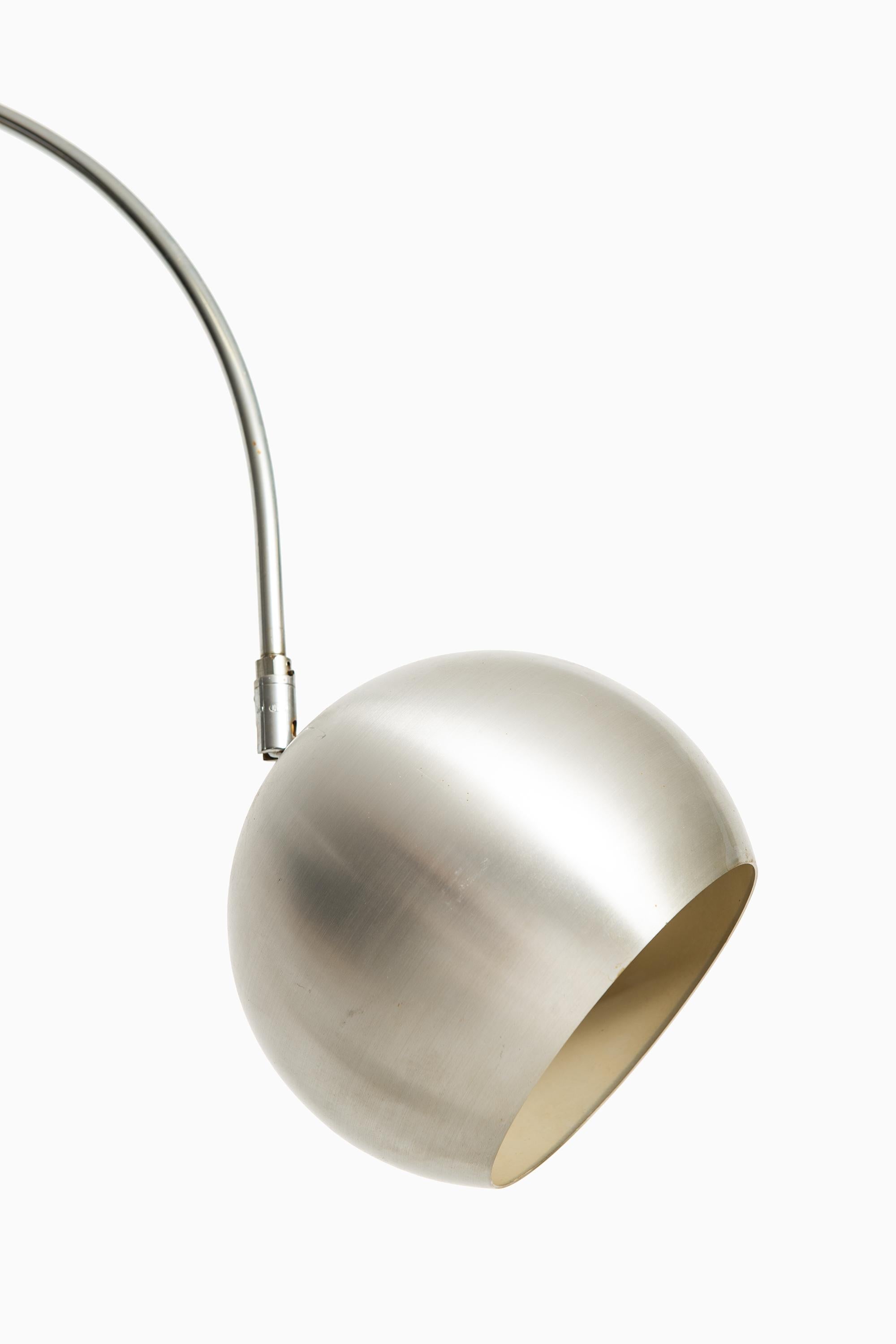 Milieu du XXe siècle Grand lampadaire avec 2 bras flexibles Produit en Italie en vente