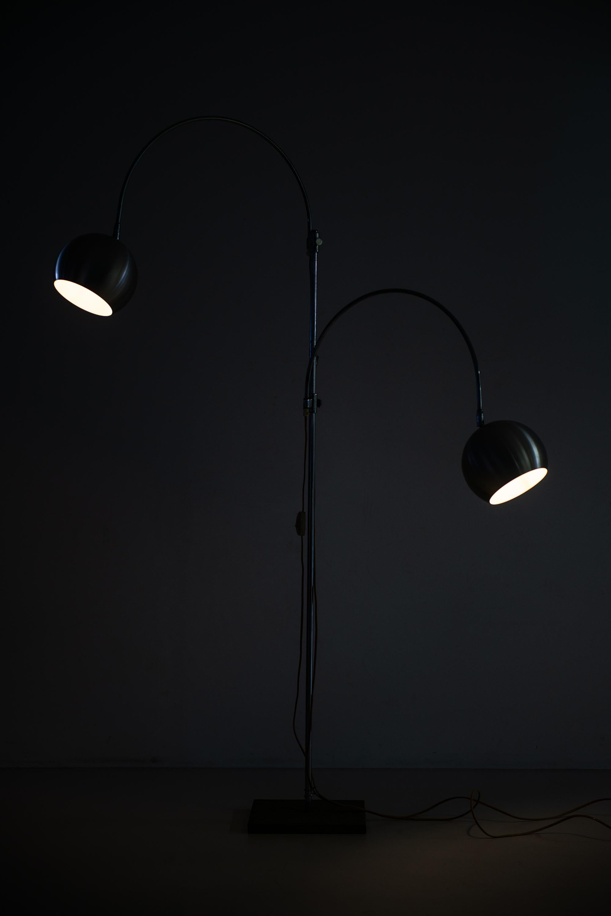 Grand lampadaire avec 2 bras flexibles Produit en Italie en vente 2