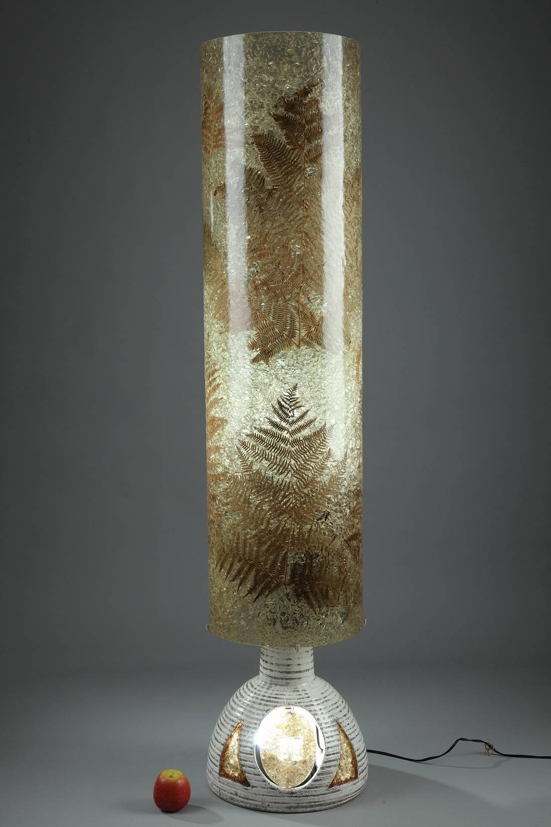 Lampadaire des ateliers Accolay composé d'un pied en céramique et d'un abat-jour en résine décoré de fougères. Il y a deux ampoules, une dans l'abat-jour et l'autre dans le pied en céramique,

vers 1970.
Dimensions : D 12.2 in, H 57.5