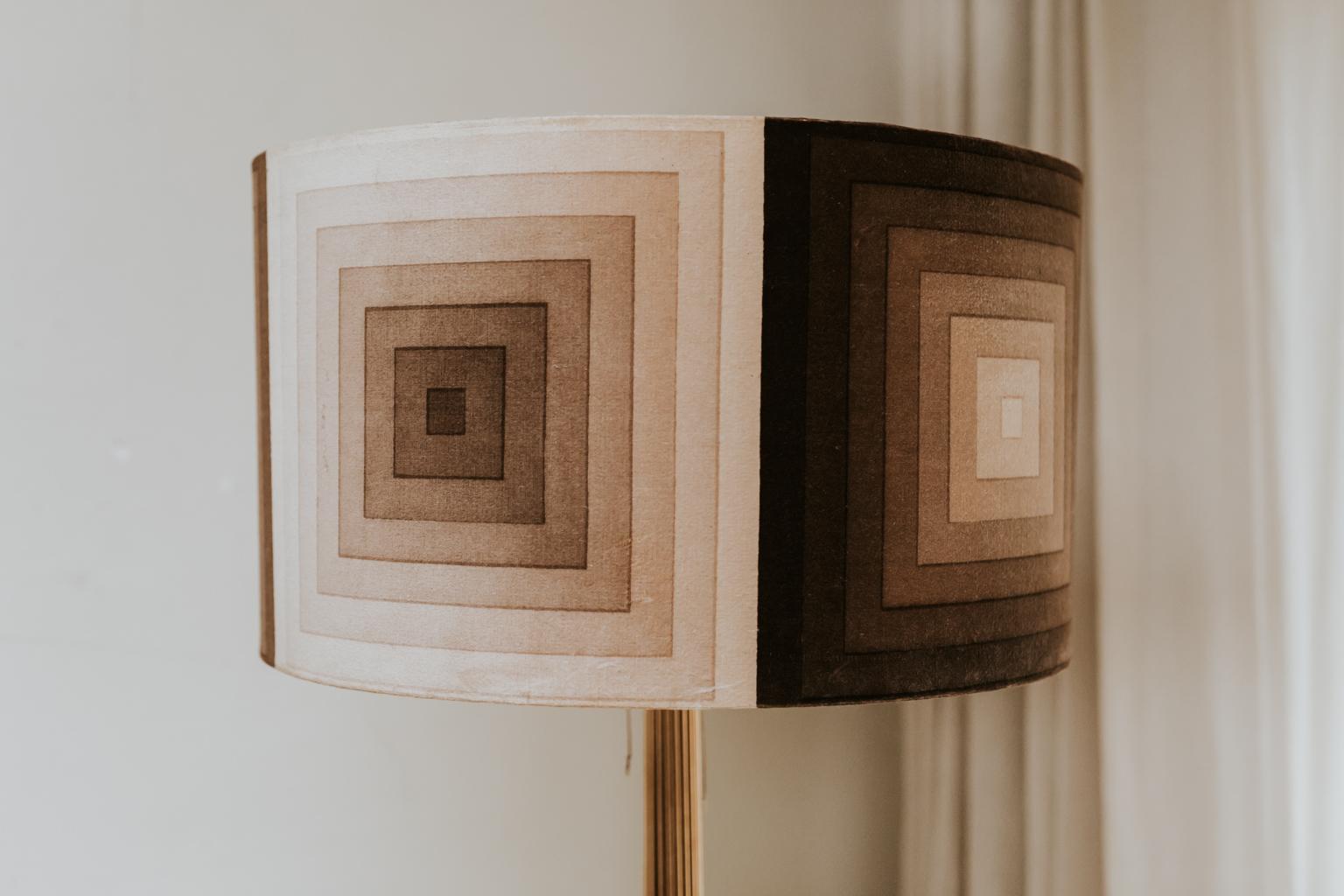 Se trata de una pieza rara y coleccionable del diseño danés de Verner Panton para Fritz Hansen, creada en 1976.
La lámpara de pie de alambre está en muy buen estado vintage, consta de una base de alambre dorado y un espectro de tela de terciopelo
