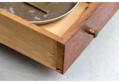 Grande bilancia da pavimento in ottone antico con cassa in legno e pannelli in vetro