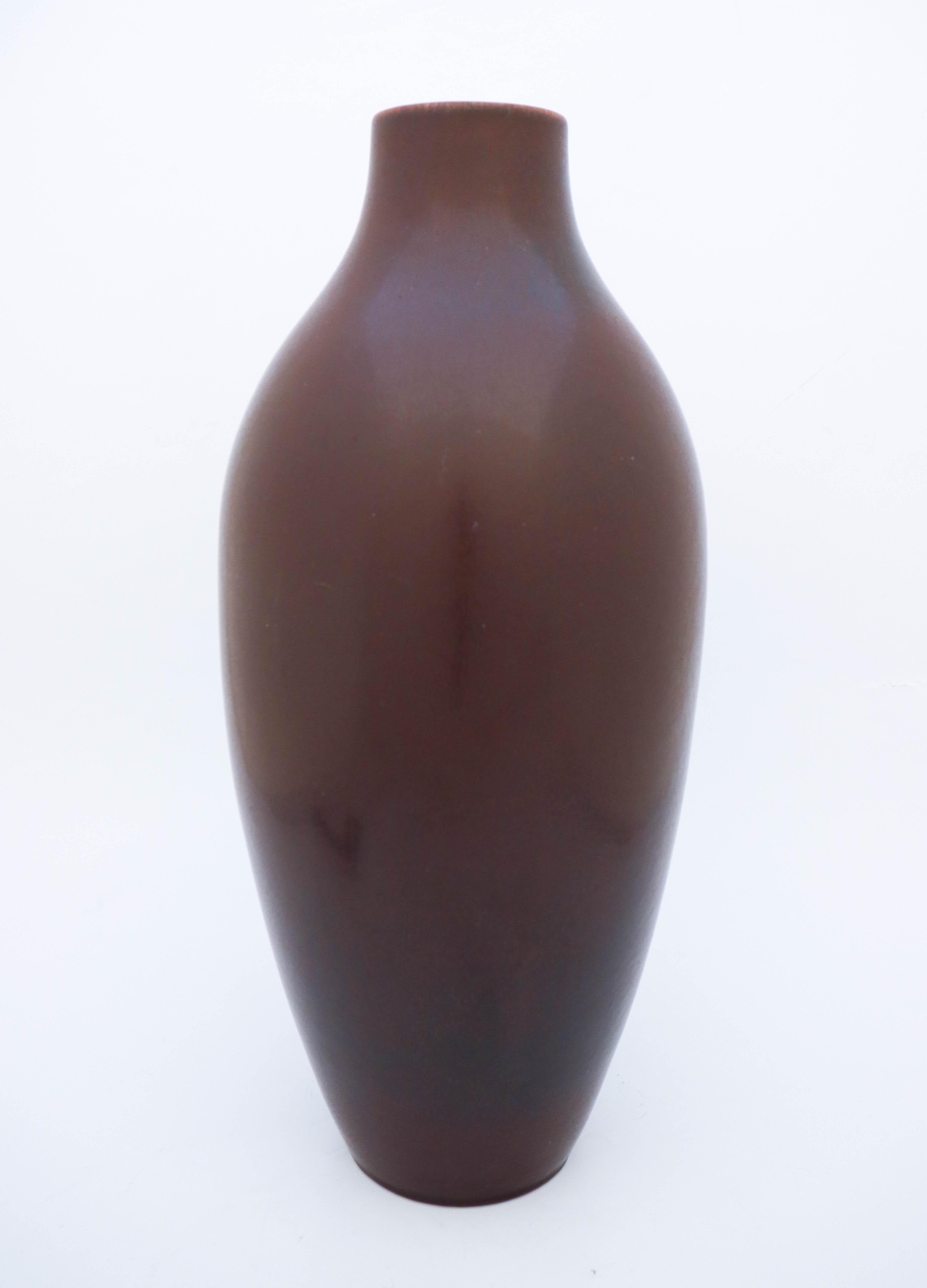 Large vase by Carl-Harry Stålhane with a beautiful brown glaze. It is made in the 1950s.