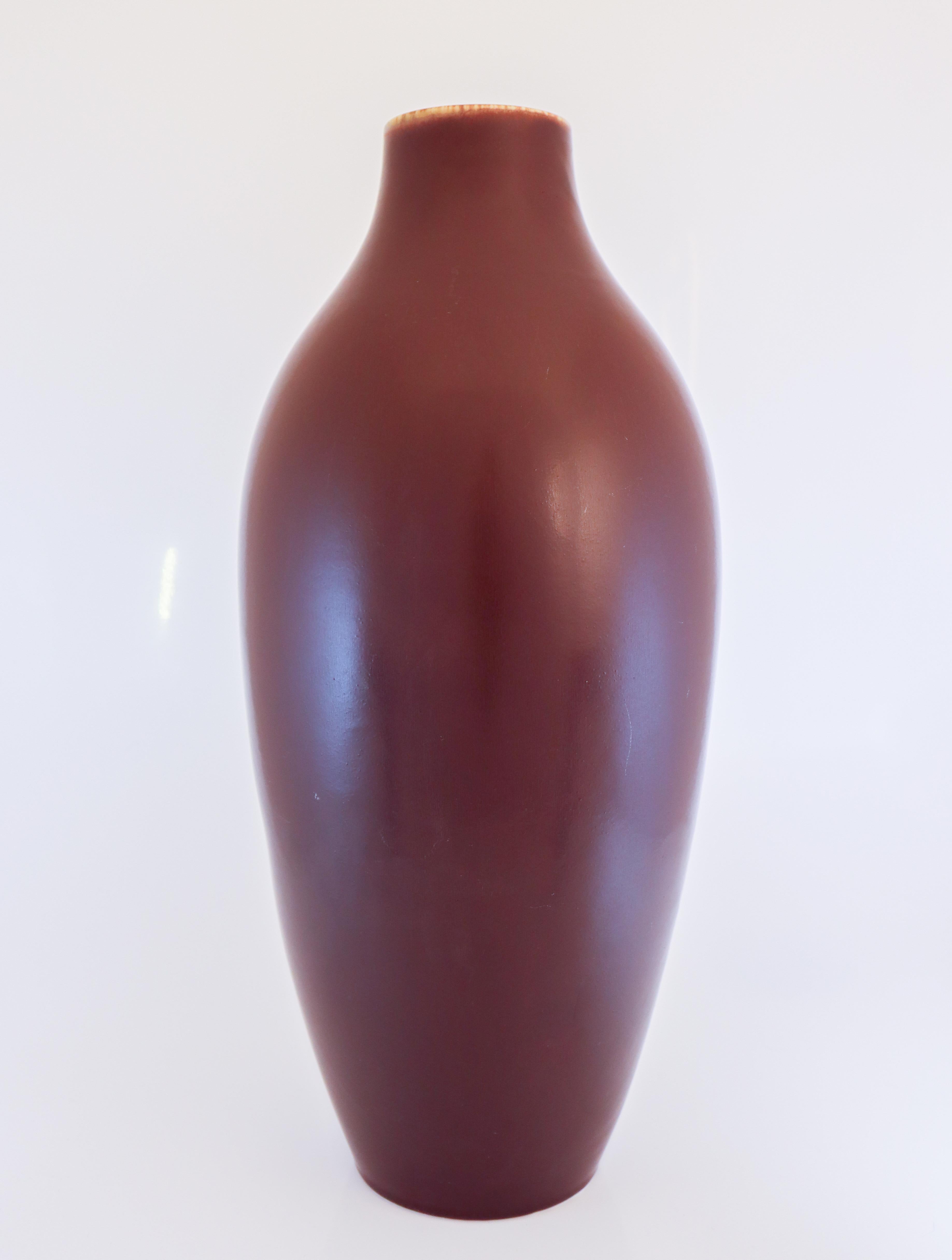 Un grand vase conçu par Carl-Harry Stålhane chez Rörstrand, d'une hauteur de 52 cm et en très bon état à l'exception de quelques rayures mineures. Il s'agit d'une qualité 1:st. 

Carl-Harry Stålhane est l'un des grands noms de la céramique